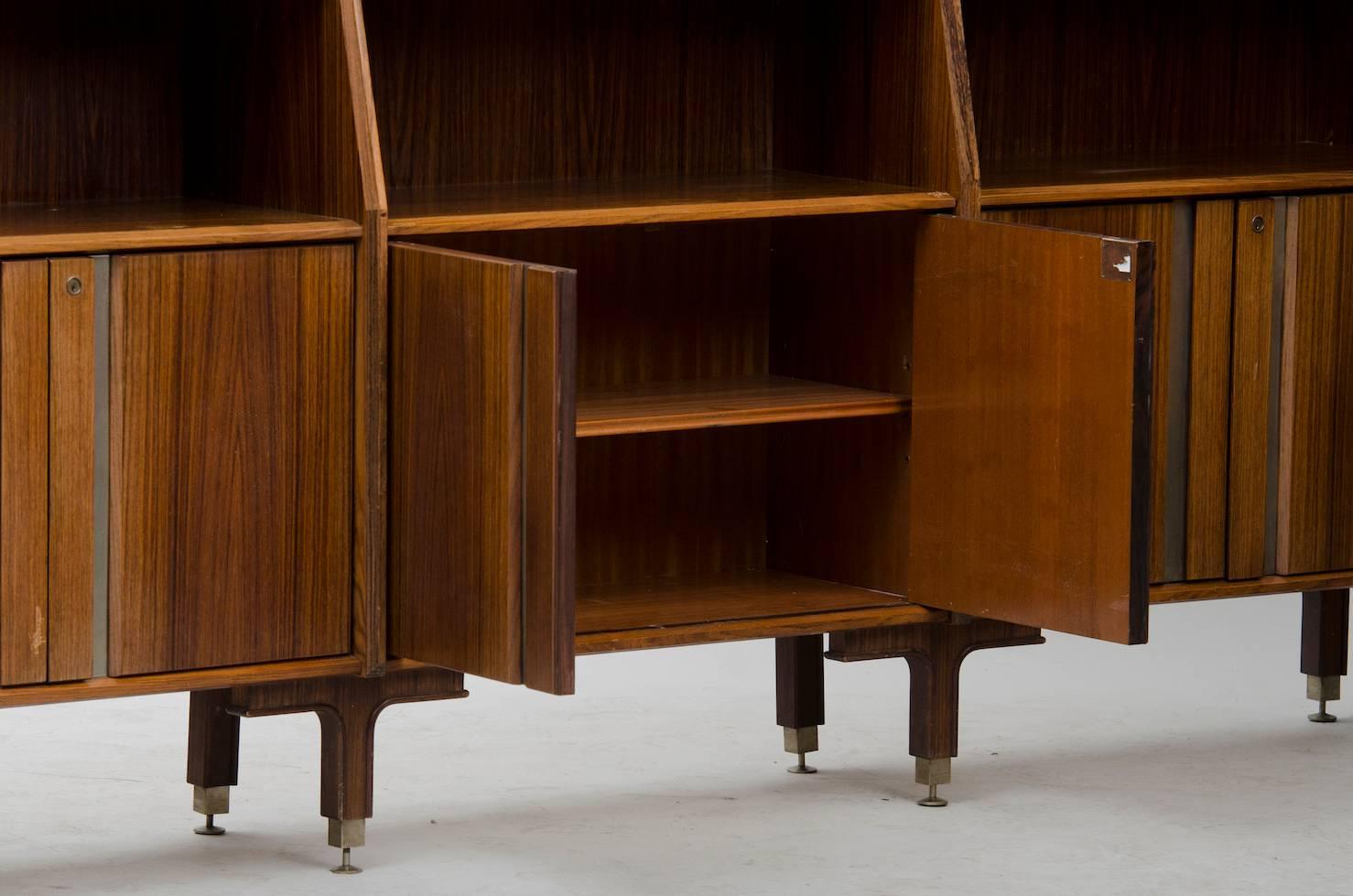 Large mid-century modern Italian rosewood sideboard In Fair Condition For Sale In Porto, PT