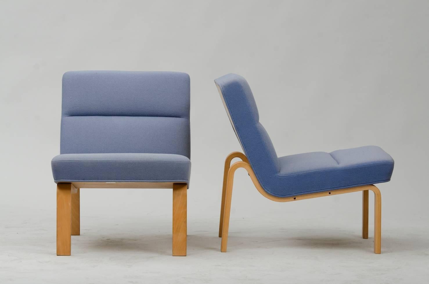 Pair of bent beech and blue fabric chairs.
Three Pairs available, original condition items.
Producer: Magnus Olesen
We have a large stock of unrestored pieces and we decided to publish it, the price shown is in the original condition.
We have
