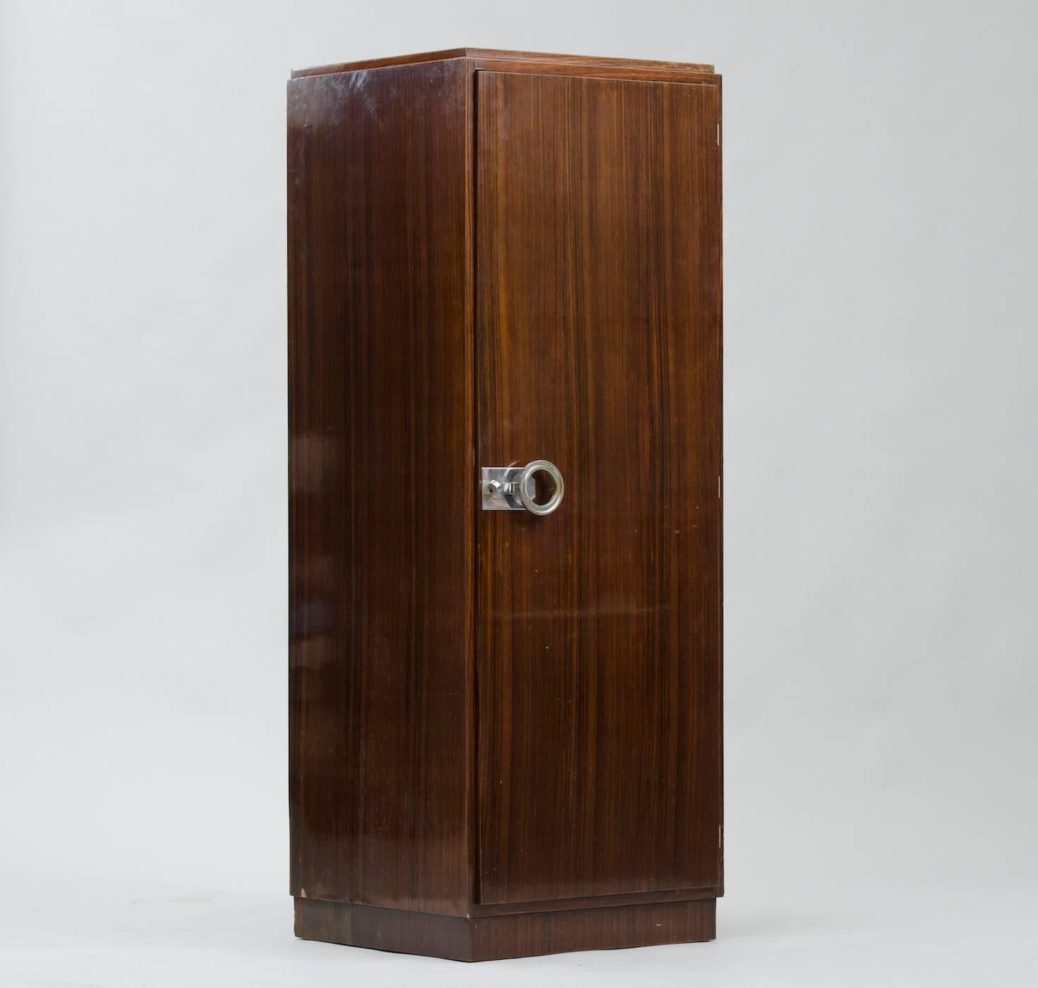 Rosewood narrow wardrobe, chrome hardware.
We have a large stock of unrestored pieces and we decided to publish it, the price shown is in the original condition.
We have our own workshop and we can restore these items, including upholstery and all