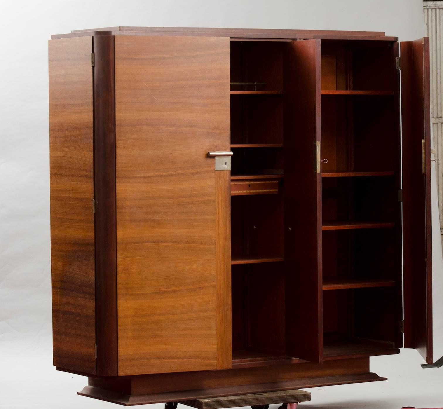 Art Deco rosewood and chrome cabinet or bookcase.
Price fully restored: 5625€
The price shown is in the original condition.
We have our own workshop and we can restore these items, including upholstery and all the piece might need.