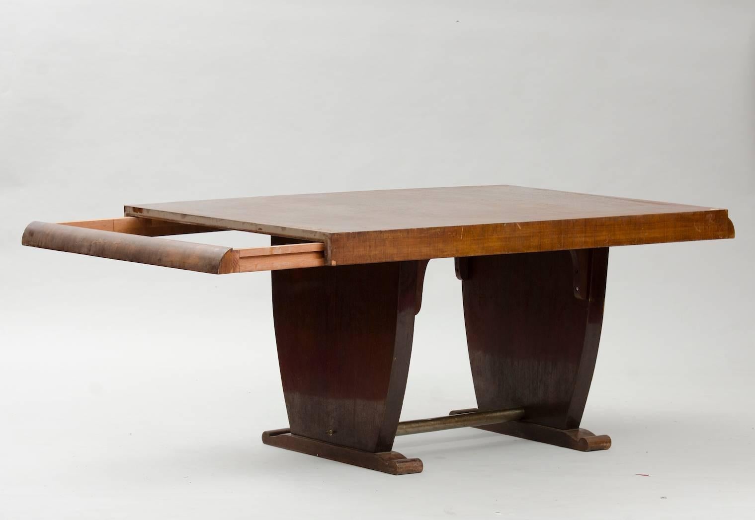 Art Deco walnut extendable dining table, with a chrome tube beam.
Price fully restored: 5500€
Width: 144cm (closed), the extension leaves are not in walnut veneer.
The price shown is in the original condition.
We have our own workshop and we can
