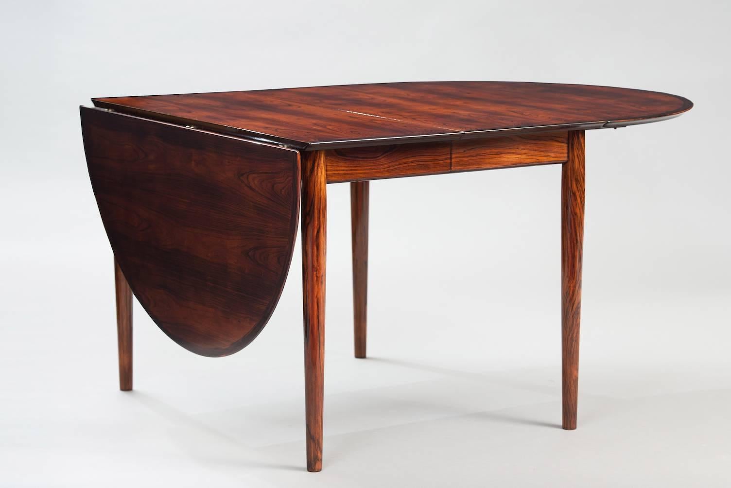 Rosewood dining table with two extension leaves (49.5 cm each) and two drop leaves, model 227.
Producer: Sibast Furniture.