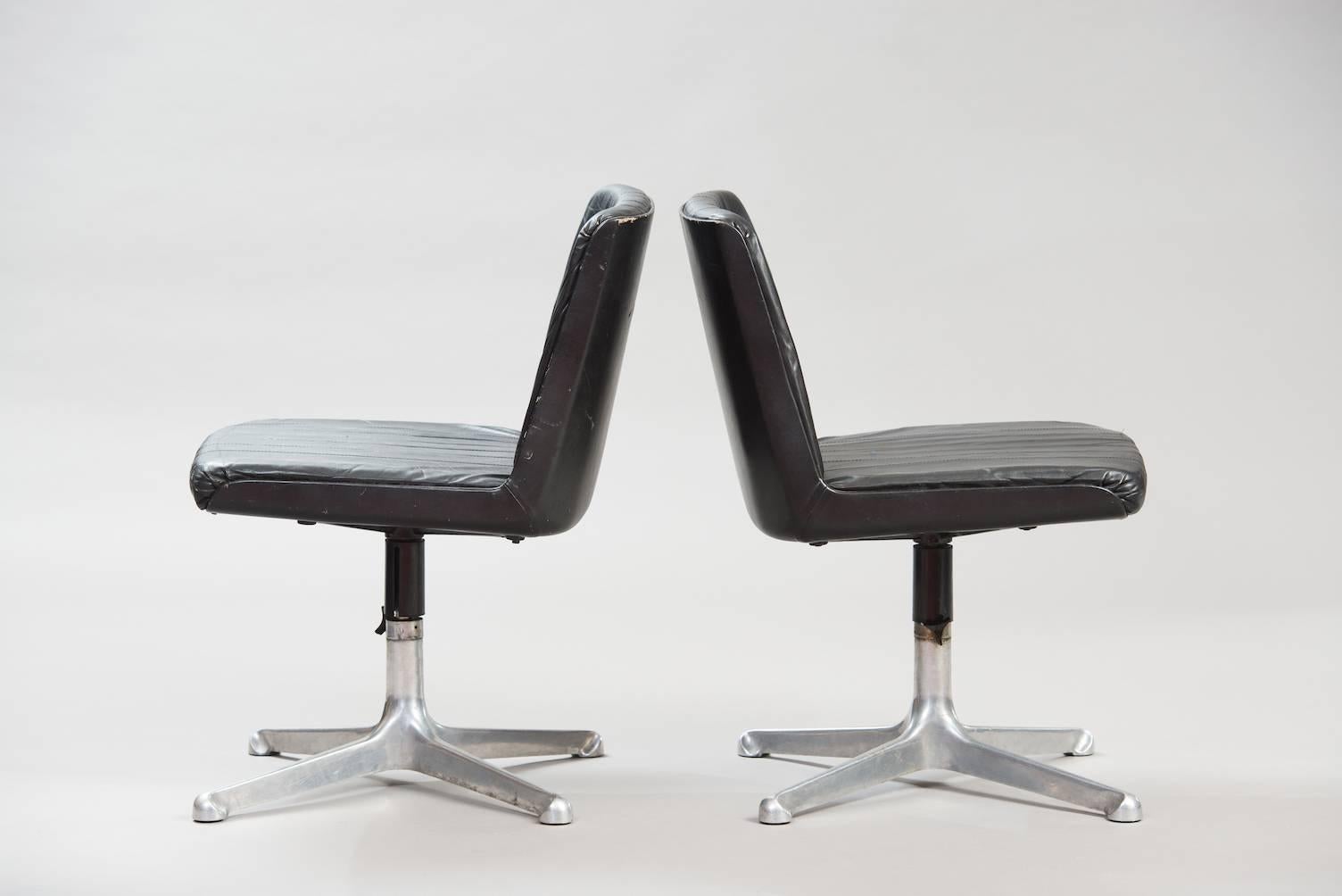 Swivel chair, P125 model, coated aluminium base and upholstery and black leather, the seat height of the chair can be adjusted from 40 to 50 cm.
Two units available.