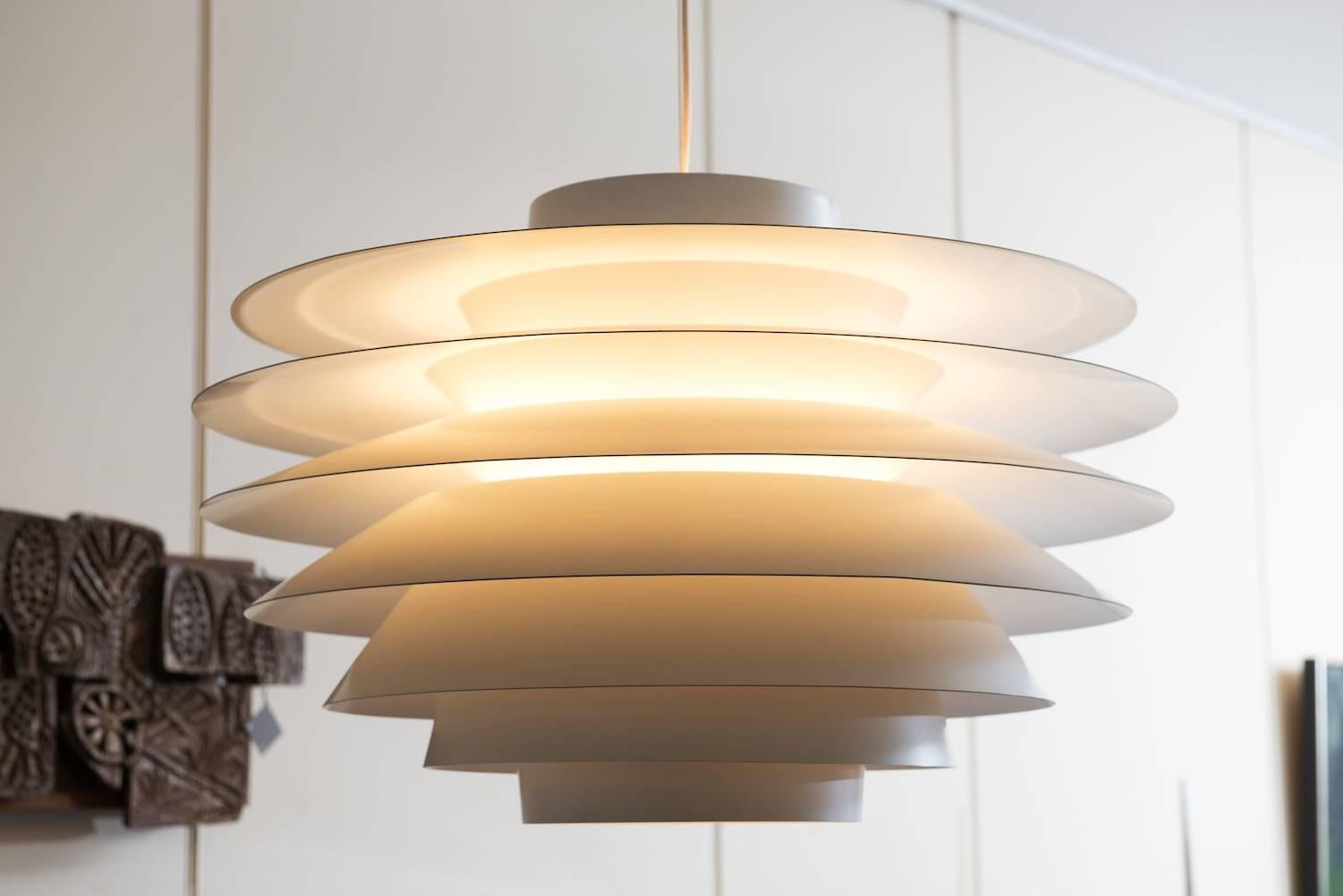 Large Verona white lacquered ceiling lamp.
Producer: Nordisk Solar.