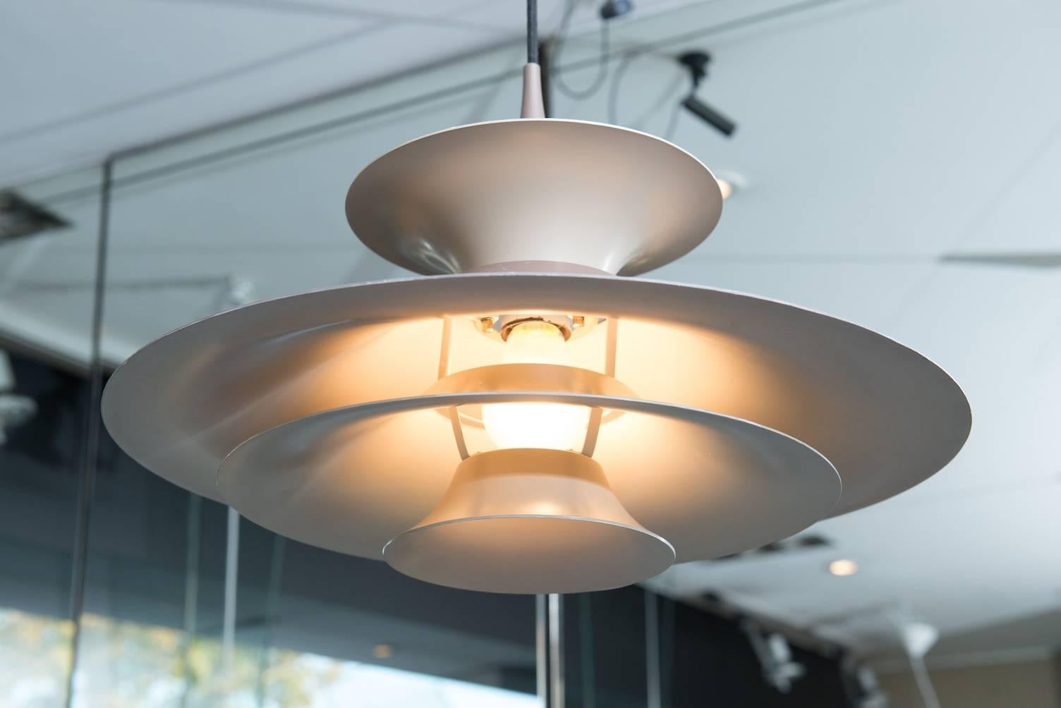 Brown and white lacquered aluminium ceiling lamp.
“Radius” model.
Producer: Fog & Mørup.
One more available in white.