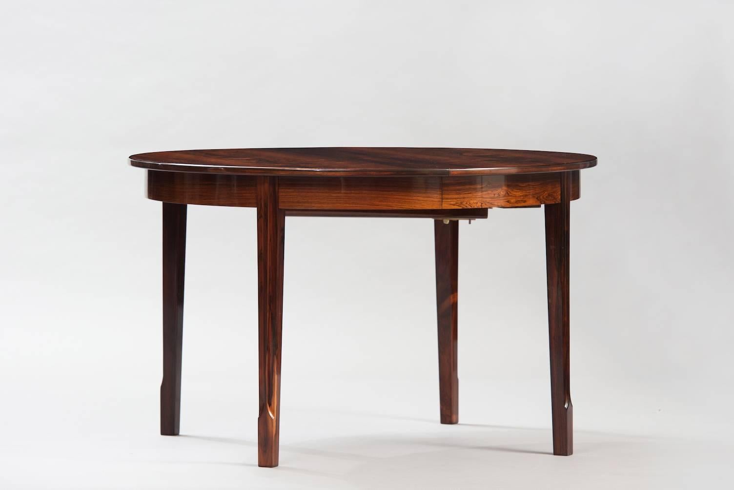 Large rosewood extendible dining table.
Measure: Diameter closed 120 cm.