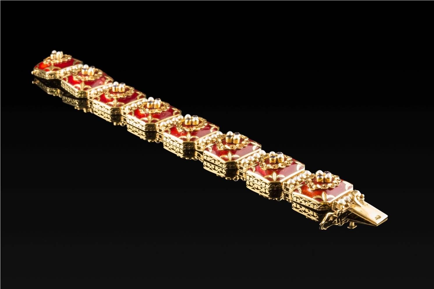 19.2-karat gold bracelet, enamelled centers in bordeaux color with Ceylon sapphires and pearls.
Beautiful traditional work Portuguese.
Weight: 72.4 gr.
Producer: Rosas de Portugal.