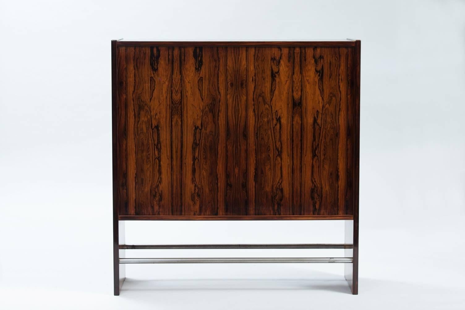 Rosewood bar cabinet HM3 model, it has rosewood veneer all-over, inside, outside, back, can be put in the middle of a room.
Producer: Heltborg furniture.