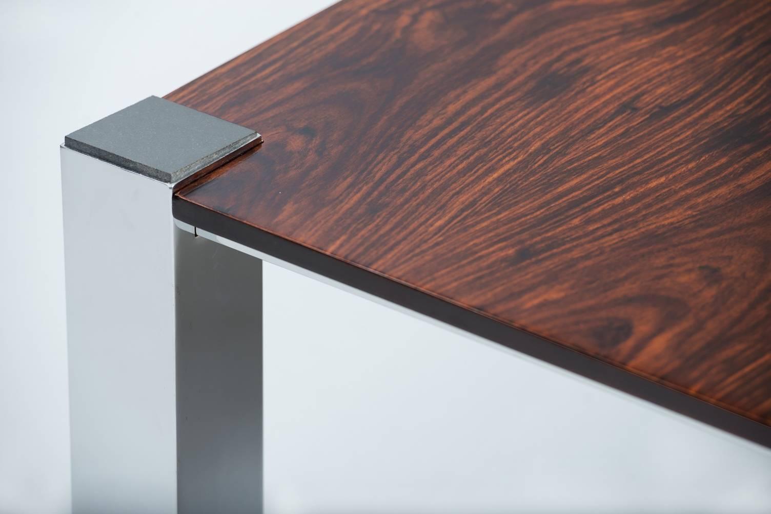 Table basse en bois de rose et chrome avec des plateaux en granit sur les pieds en chrome.