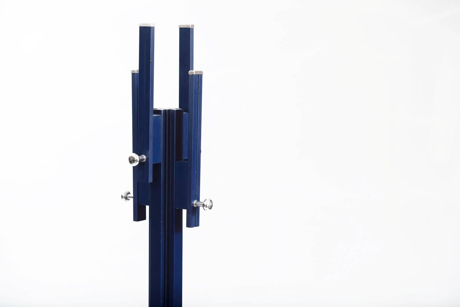 Dark blue lacquered wood and chrome coat rack.
Producer: Fiarm.