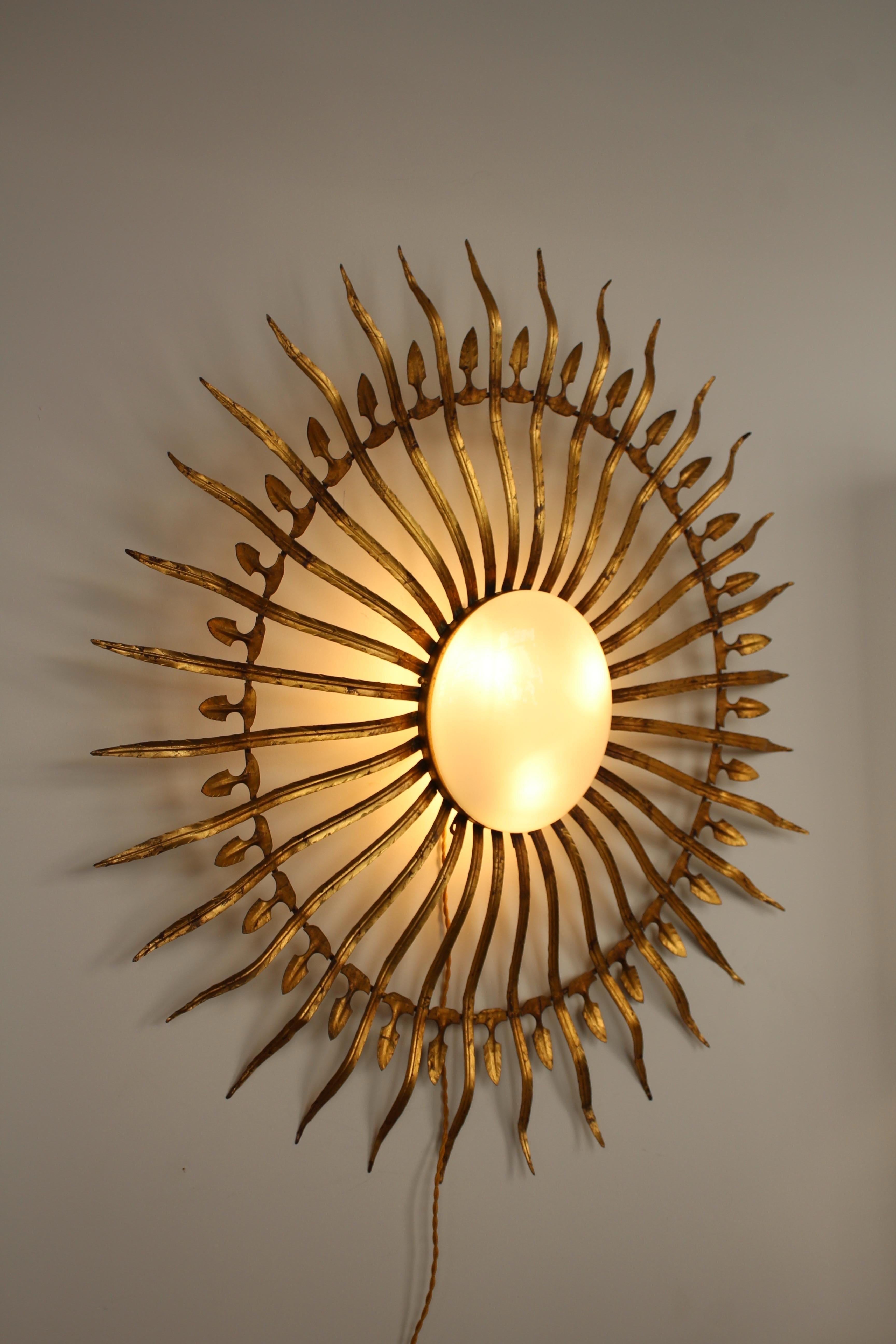 Vintage Gilt Metal and Opaline Sunburst Wall Sconce, France, 1960 In Good Condition For Sale In ROUEN, FR