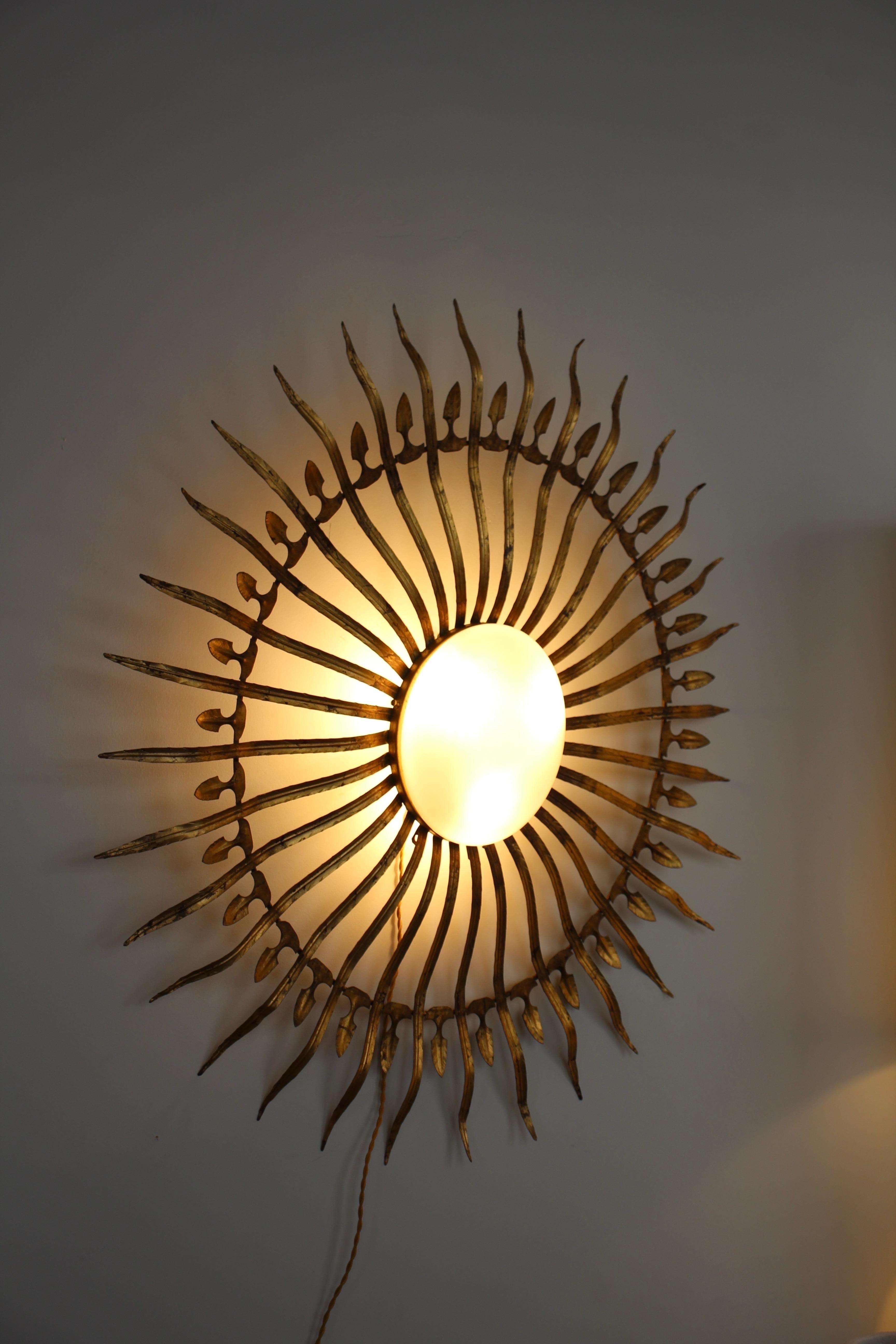 Vintage Gilt Metal and Opaline Sunburst Wall Sconce, France, 1960 For Sale 4