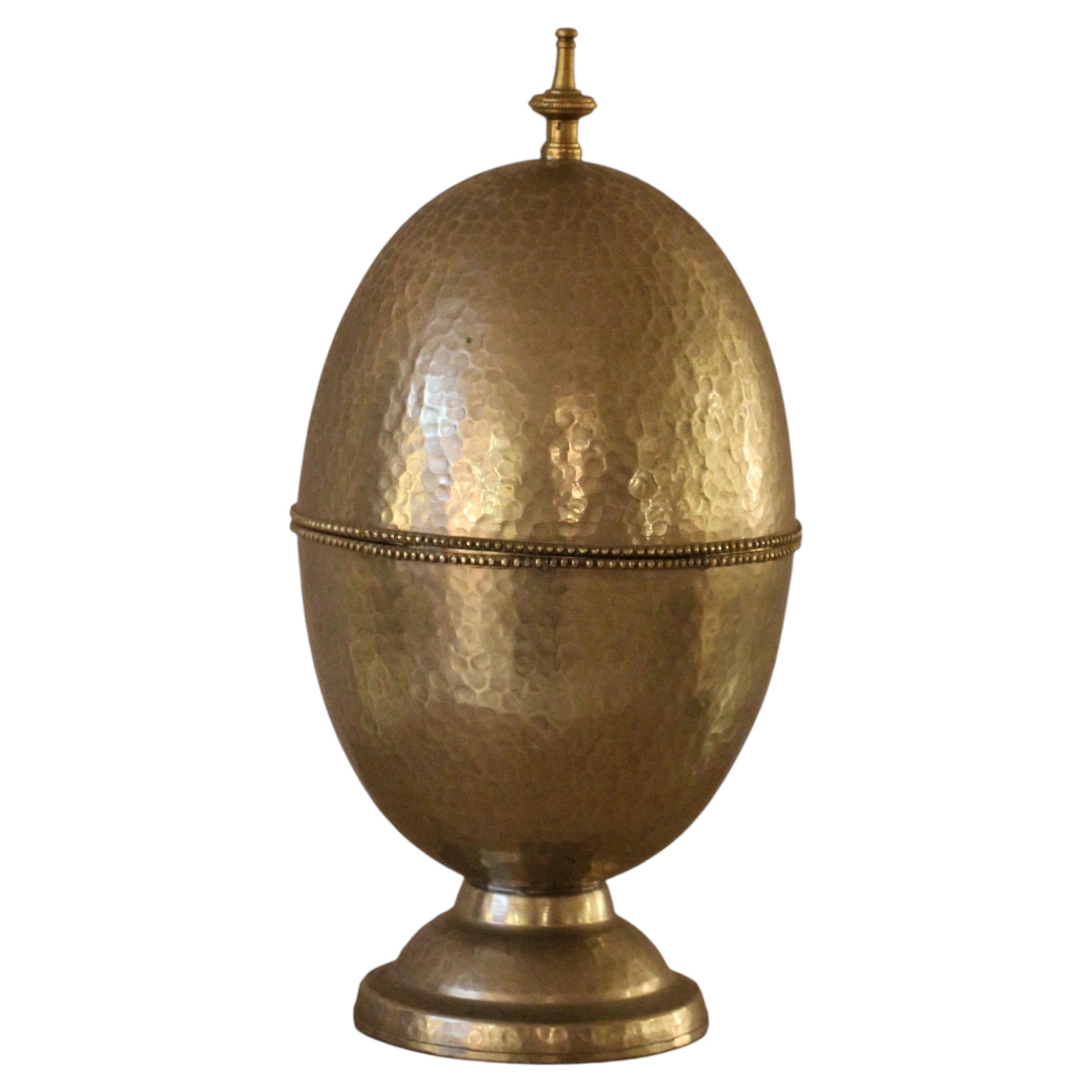 Eierkiste aus gehämmertem, versilbertem Metall, im Stil von Josef Hoffmann im Angebot