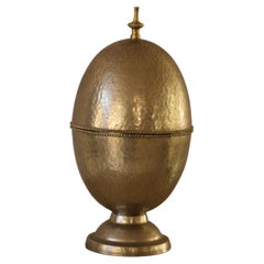 Eierkiste aus gehämmertem, versilbertem Metall, im Stil von Josef Hoffmann