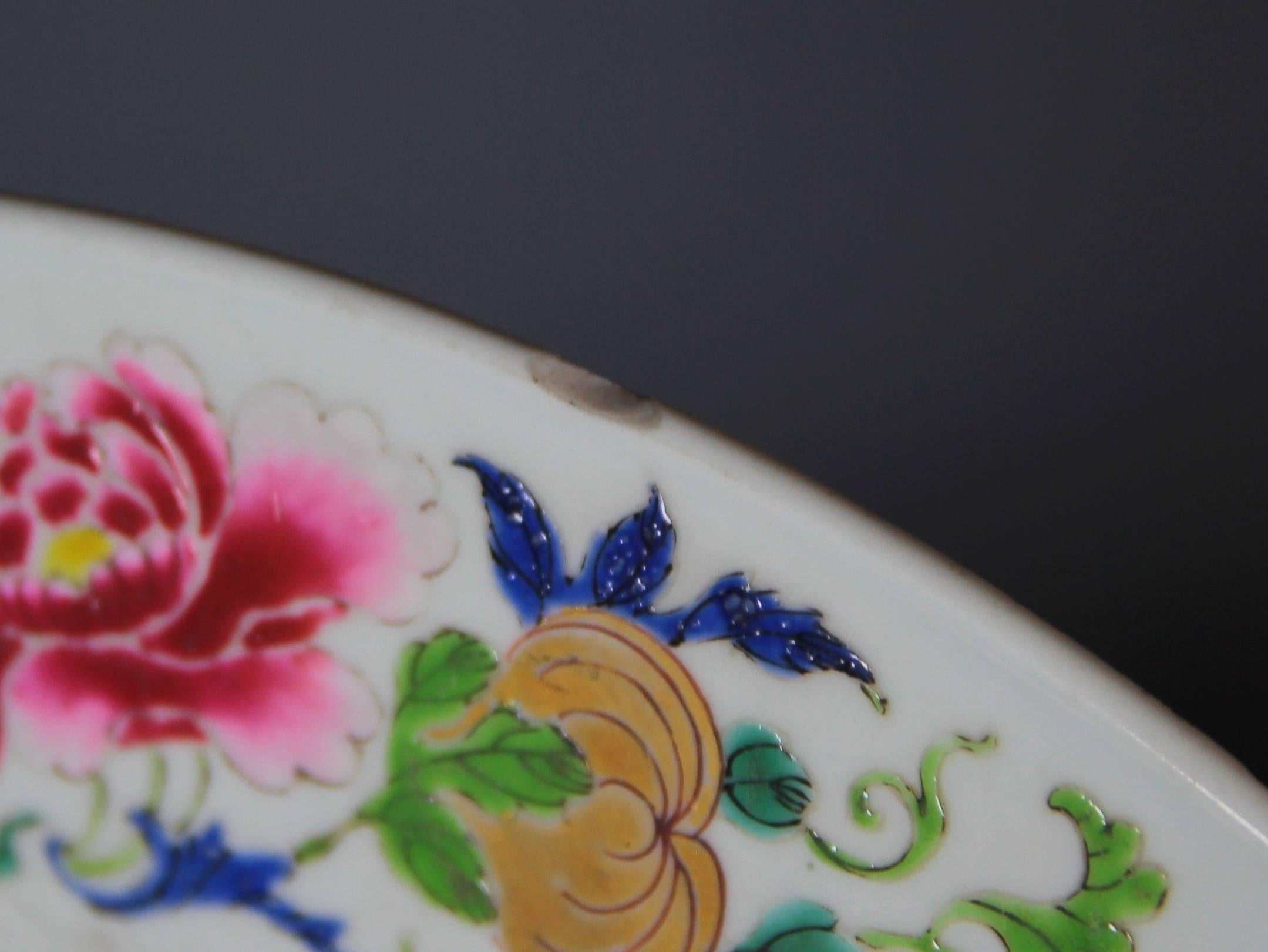 18th Century Chinese Export Famille Rose Porcelain Plate For Sale 2
