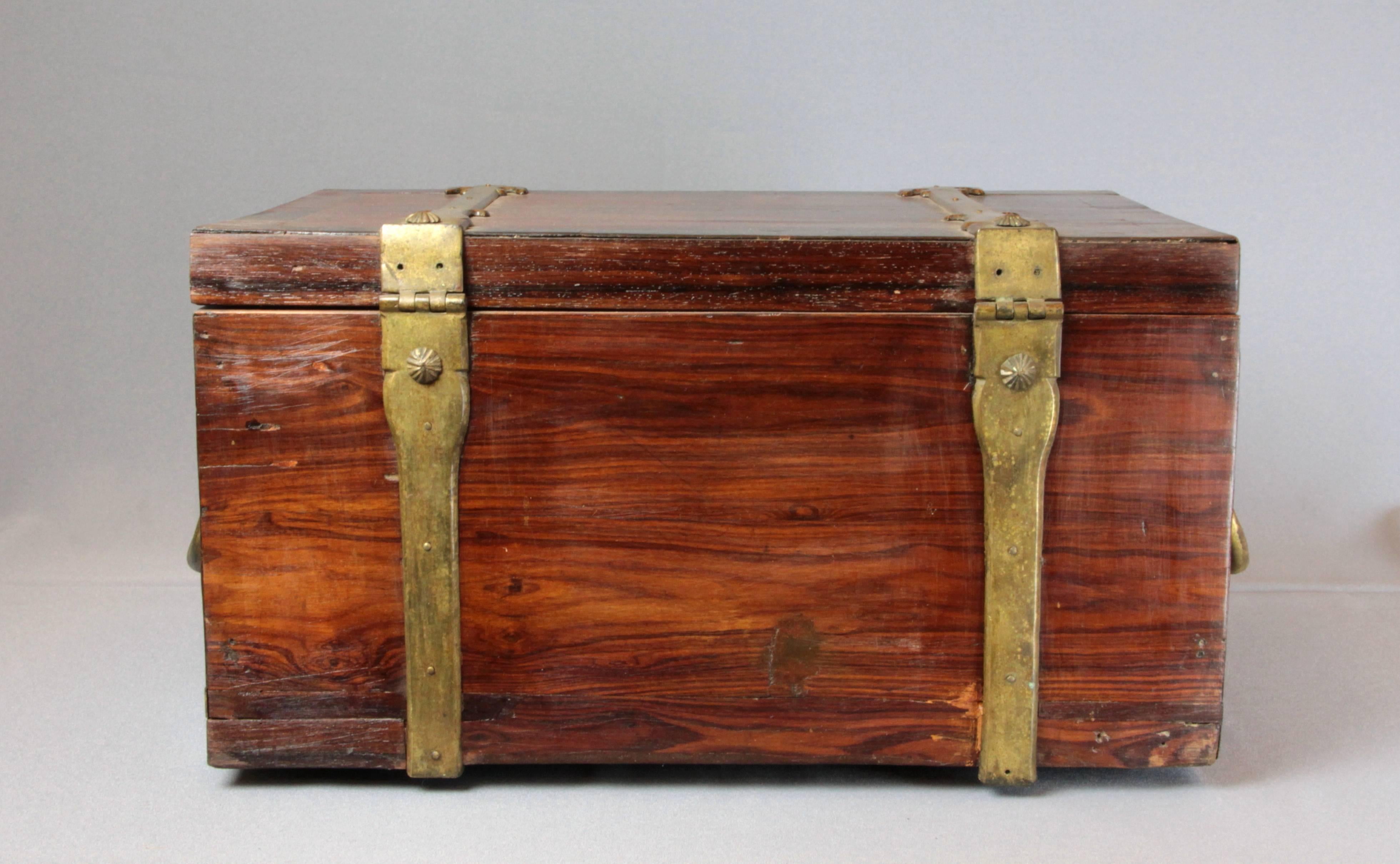 Small 19th century wooden chest.
Interior with two drawers. Brazilian rosewood veneer and brass handles
Portugal, 19th century
