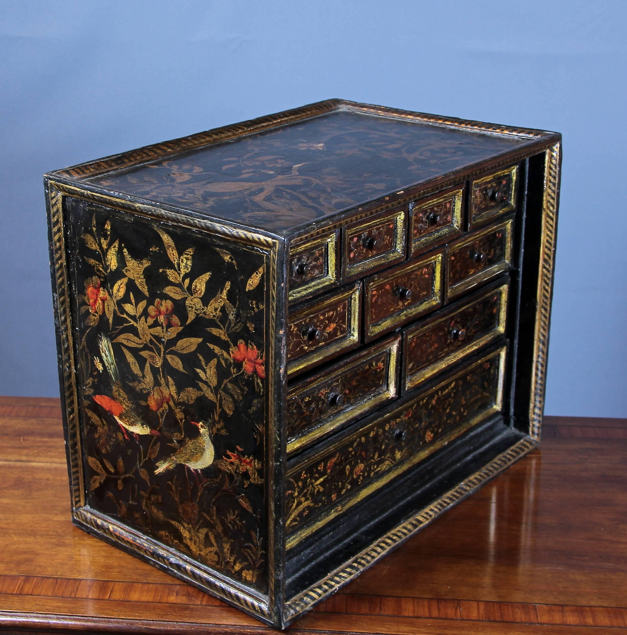 16th-17th Century Portuguese Commissioned Oriental Lacquered Table Cabinet In Good Condition For Sale In Lisbon, PT