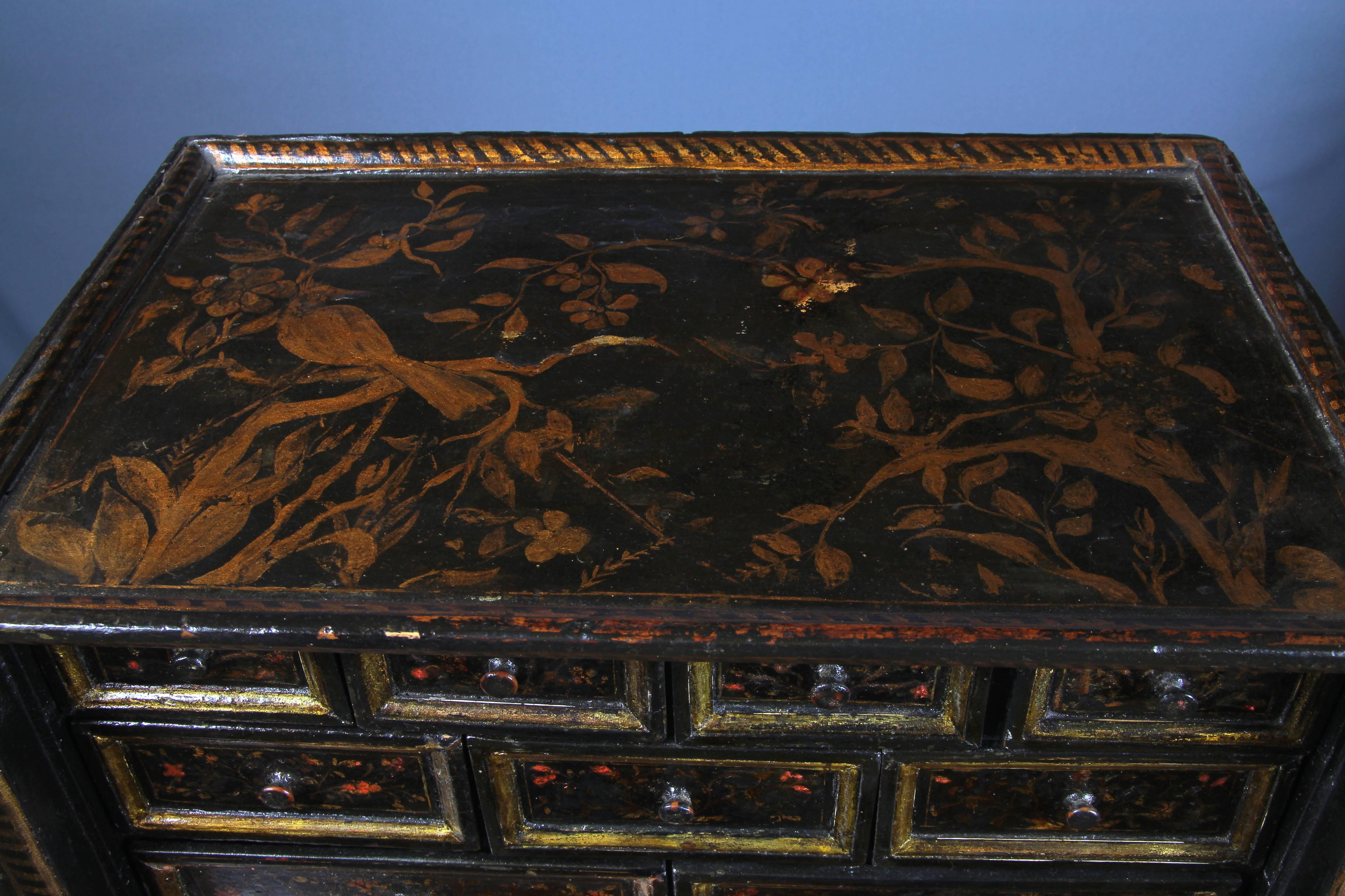 16th-17th Century Portuguese Commissioned Oriental Lacquered Table Cabinet For Sale 1
