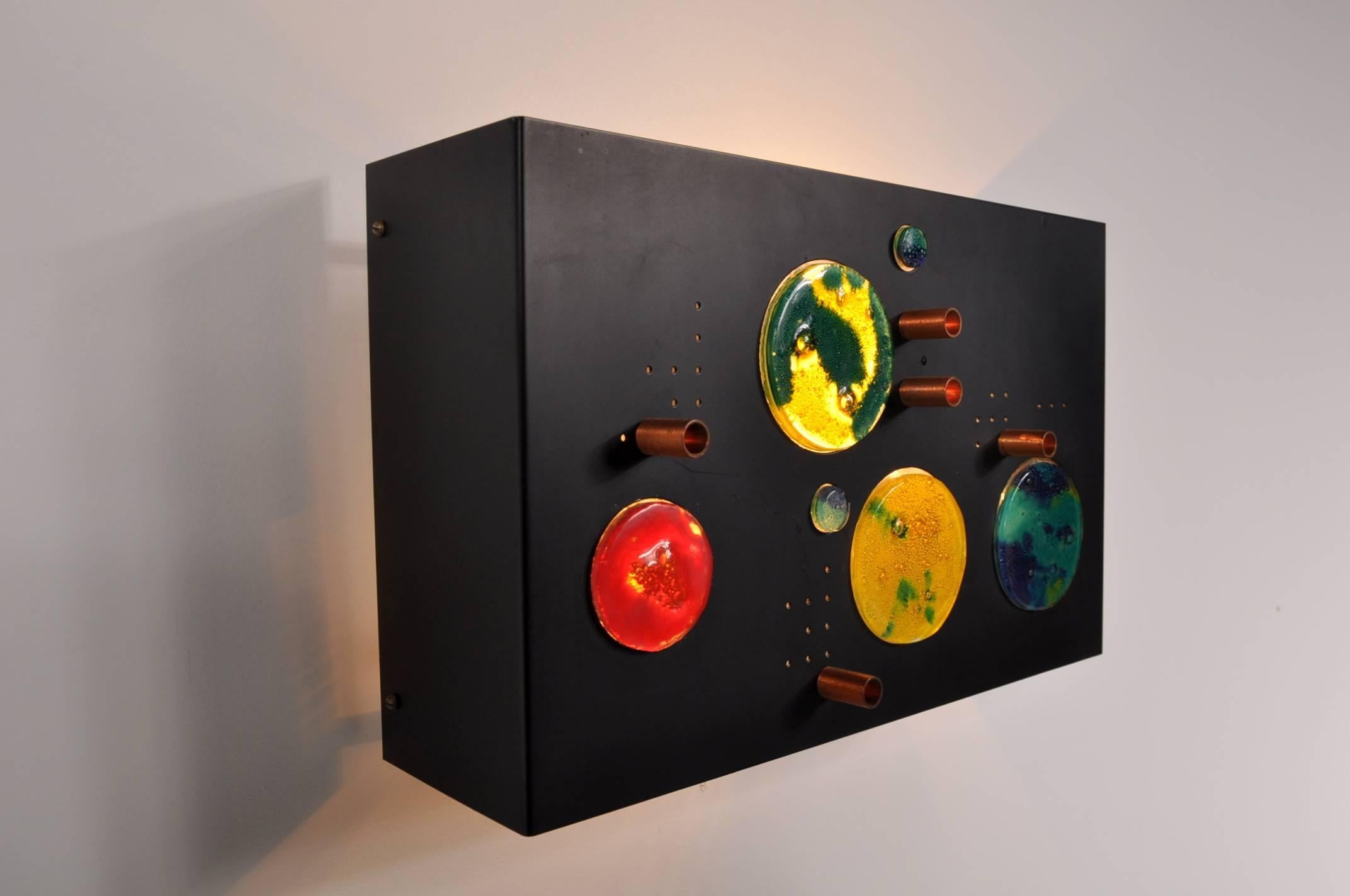 Stunning Collage wall light by Willem van Oyen, manufactured by RAAK in the Netherlands around 1960.

The piece is made of high quality metal with beautiful glass inclusions, uniquely shaped like different planets. The tubes are made of copper, all