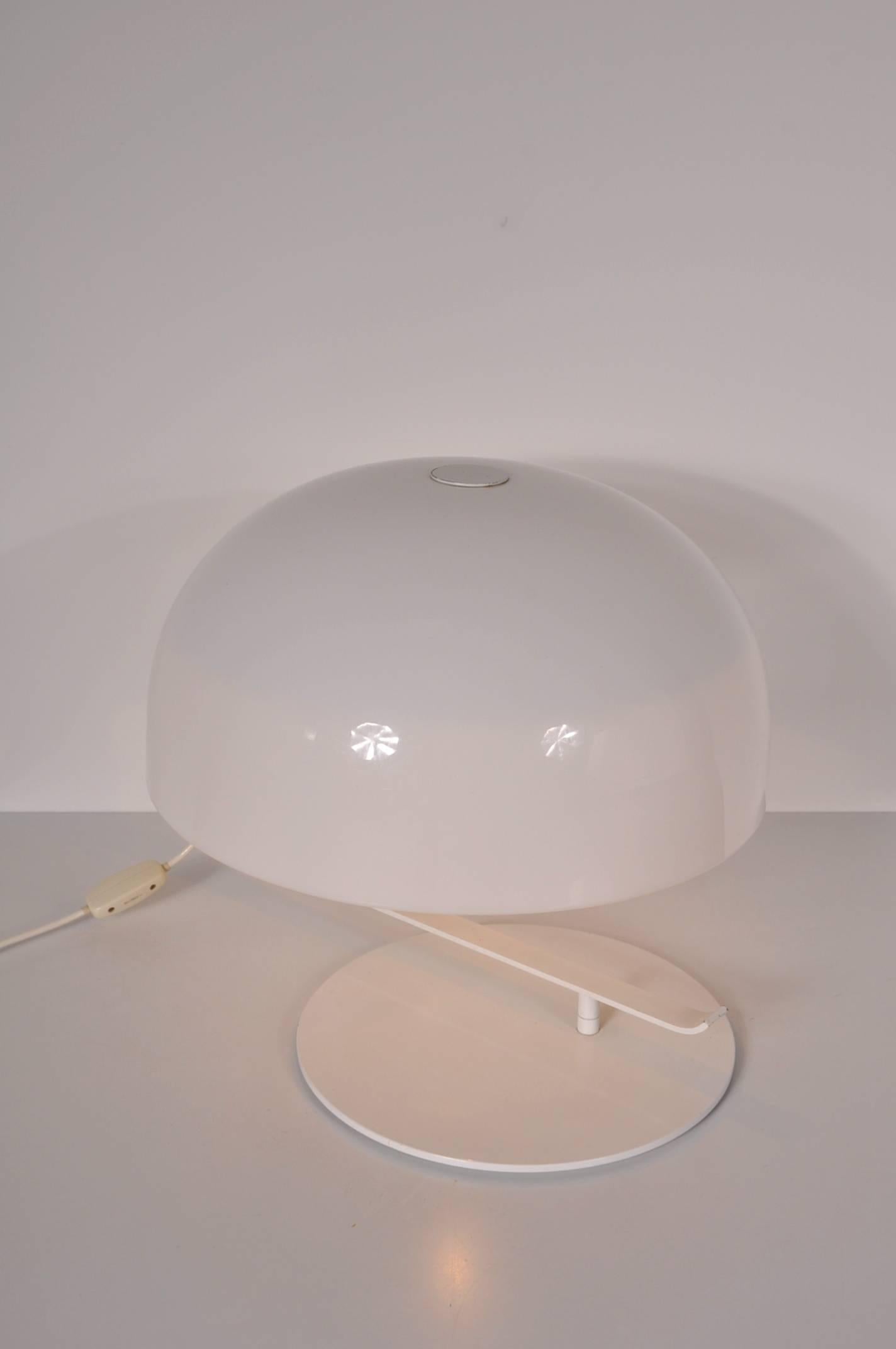 Eye-catching table lamp designed by Marco Zanuso, manufactured by O-Luce in Italy around 1960.

This beautiful piece is made of high quality white plexiglass on a white metal base. The highly recognizable shape of the lamp would make this an