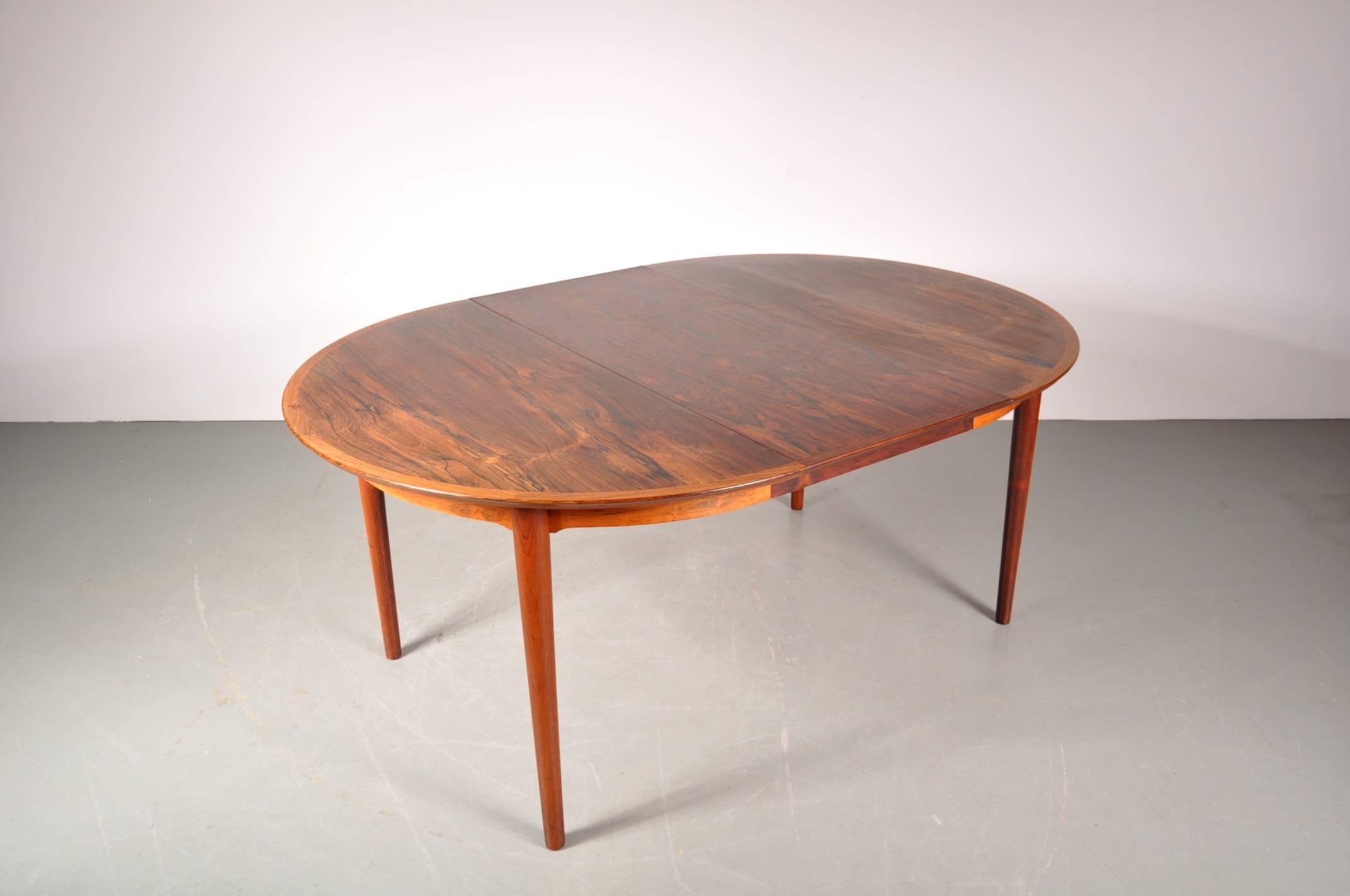 Beautiful extendable dining table designed by Arne Vodder, manufactured by Sibast in Denmark, circa 1950.

This stunning table is completely made of high quality rosewood and has one extension leaf, making it extendable from 120cm in diameter to