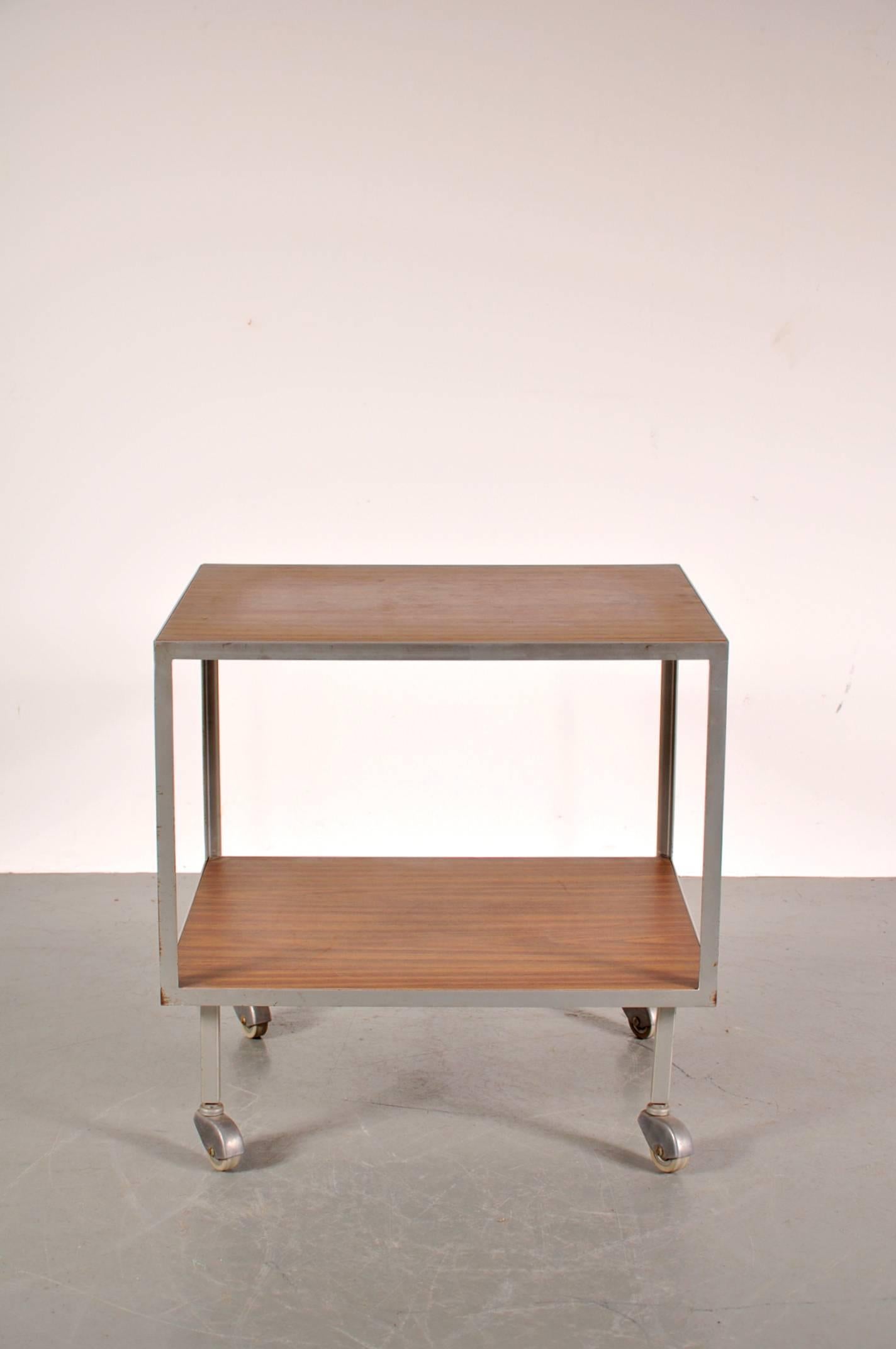 Beautiful trolley designed by George Nelson, manufactured by Herman Miller in the USA, circa 1960.

This very well-crafted piece has a nice grey metal base with two beautiful walnut wooden tops, giving it a luxorious appearance that would make a