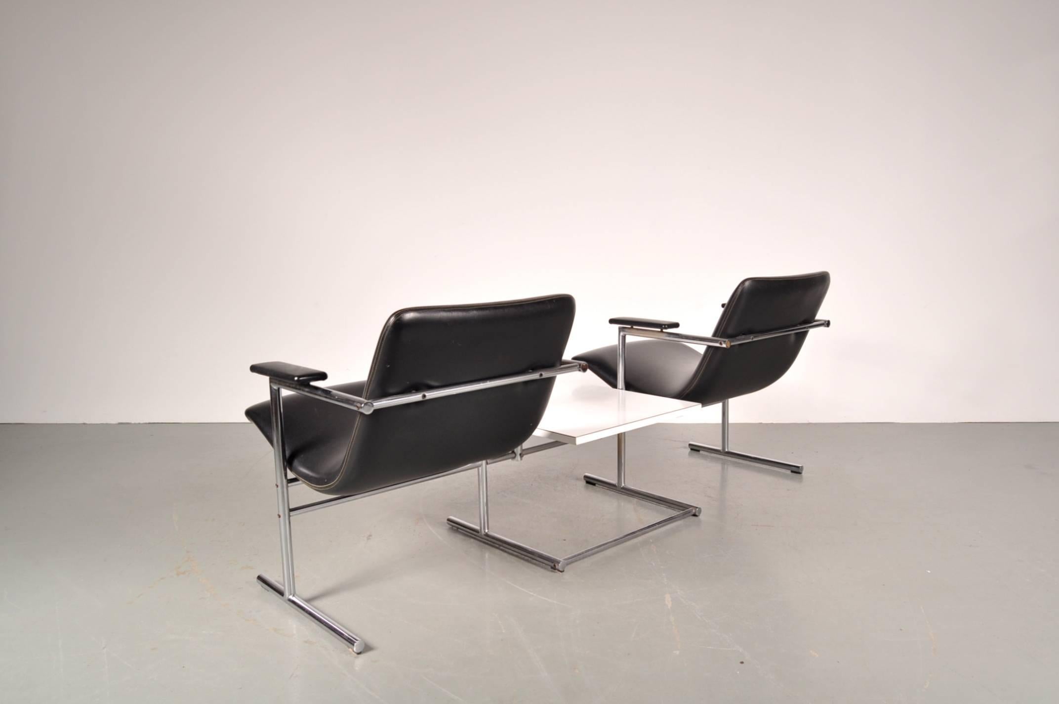 Stunning tandem seating with table designed by Rudi Verelst for Novalux in Belgium, circa 1960.

This rare piece contains two chairs with a table in the middle. The whole unit has a chrome metal base. The chairs and armrests are upholstered in