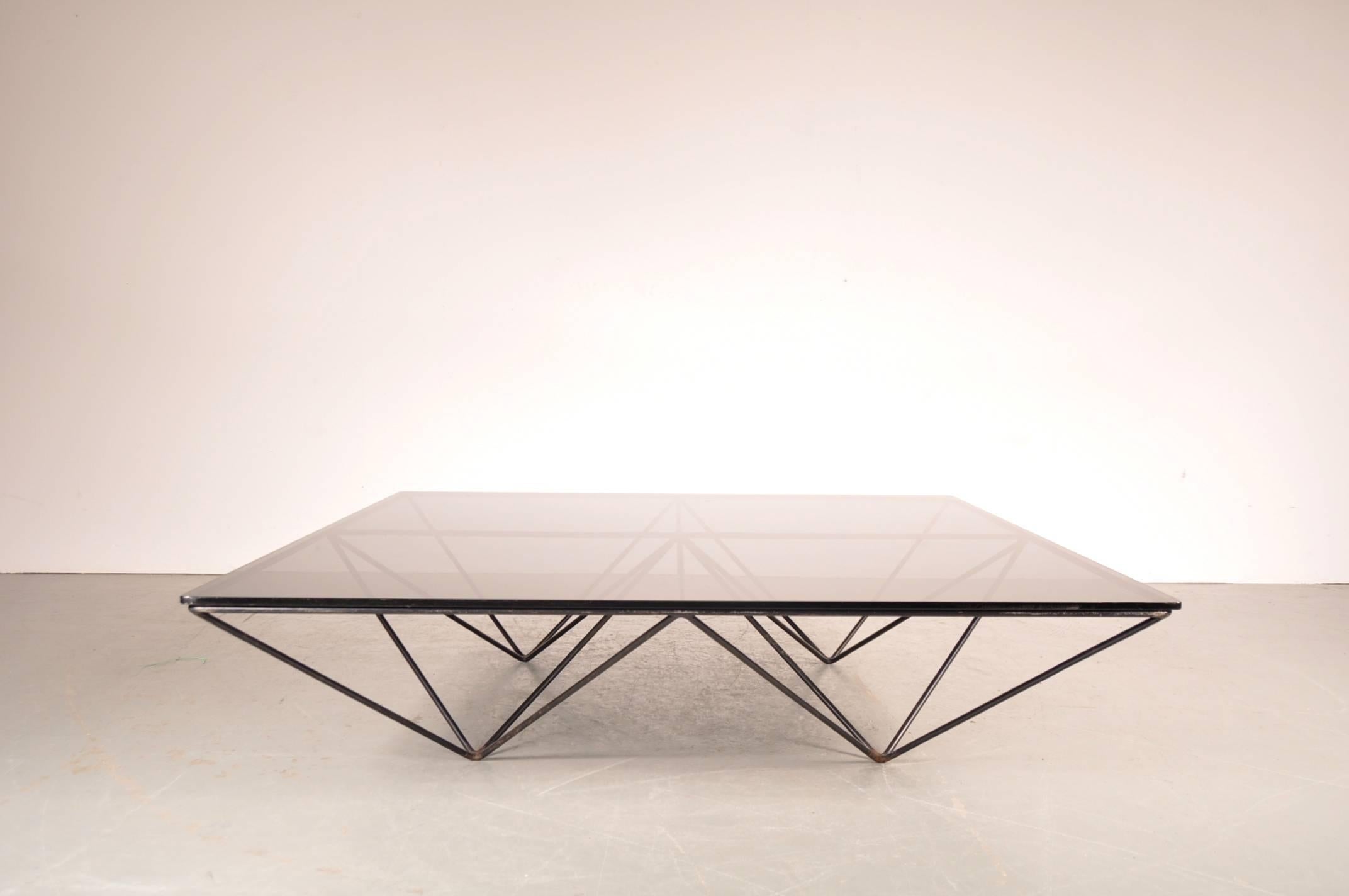 Beautiful coffee table by Paolo Piva, manufactured by B&B, Italia, circa 1980.

This is a rare edition with a smoke glass top. The black lacquered metal base has a geometric design, consisting of four inverted pyramids creating an eye-catching