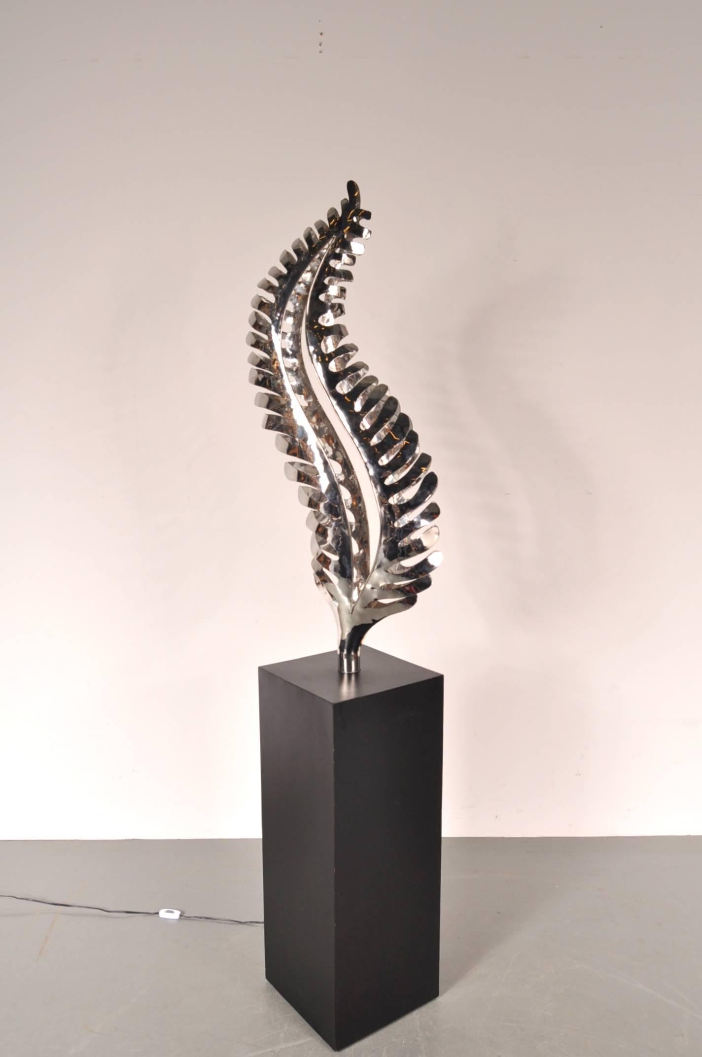 Superbe sculpture en métal chromé avec lumière intégrée, conçue aux Pays-Bas, vers 1980.

La sculpture repose sur une base en bois noir, qui contraste joliment avec le chrome dont est faite la pièce. La sculpture a la forme d'une grande feuille,