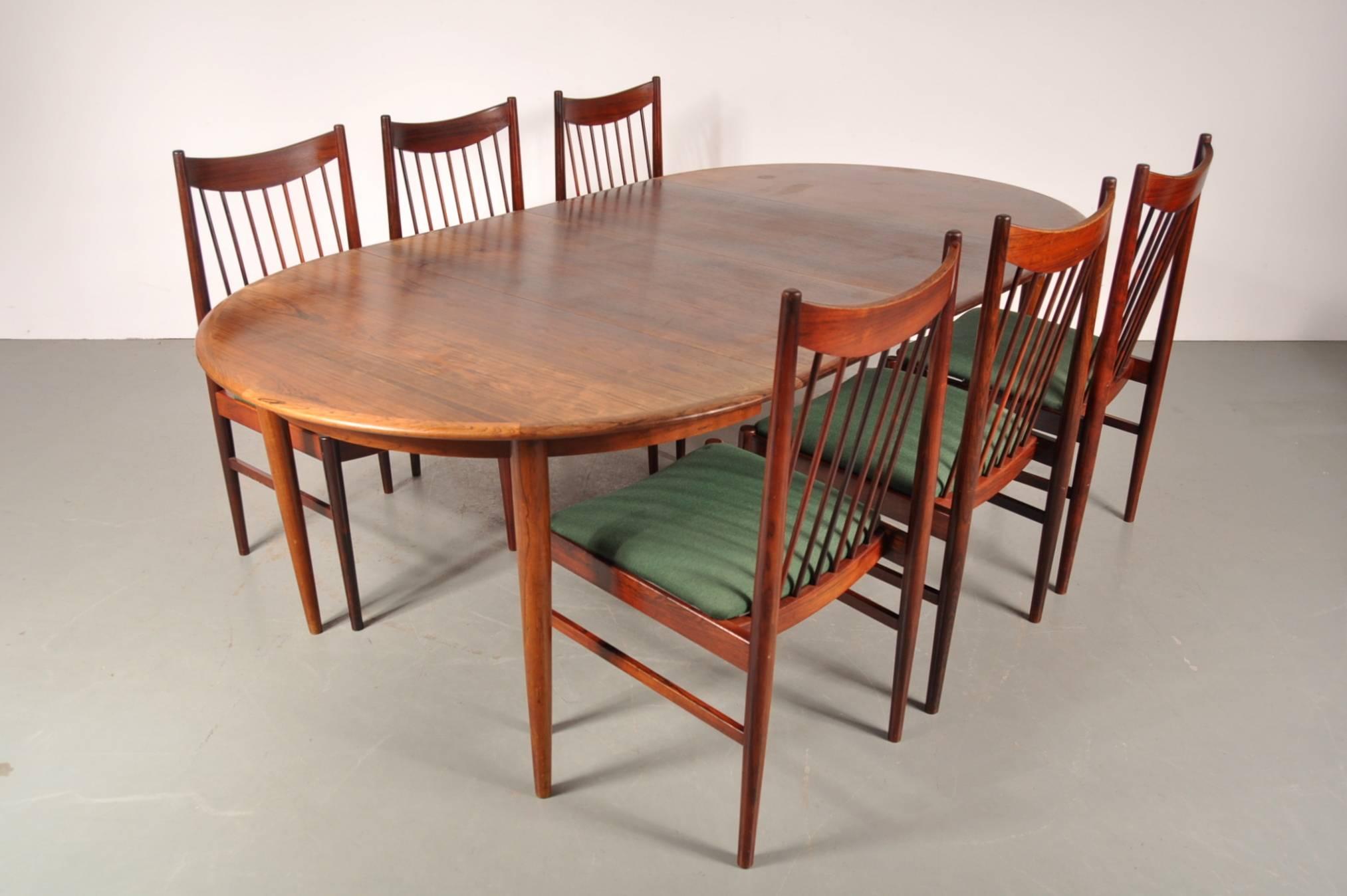 Beautiful dining room set designed by Arne Vodder, manufactured by Sibast in Denmark, circa 1960.

This luxurious set contains one extendable dining table and six dining chairs. The table is completely made of the highest quality rosewood and has