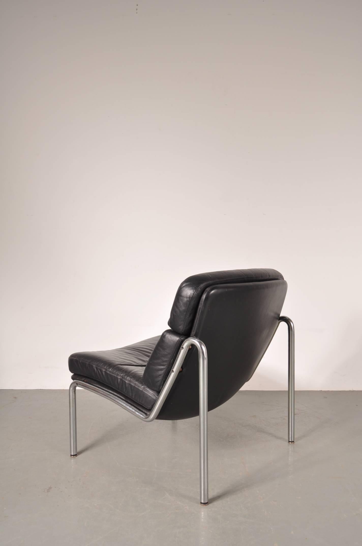 Beautiful easy chair designed by Jorgen Kastholm, manufactured by Kusch & Co. in Germany, circa 1970.

This very comfortable chair is made of a beautiful quality chrome metal tubular frame with black leather upholstery. It truly stands out thanks