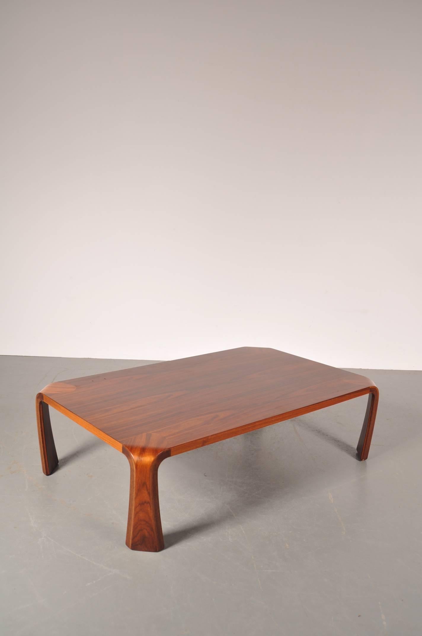 Stunning coffee table in bent rosewood, designed by Saburo Inui, manufactured by Tendo in Japan in the 1960s.

This beautiful table is a very representative piece for Japanese furniture thanks to its organic shape and efficient design. It is low,