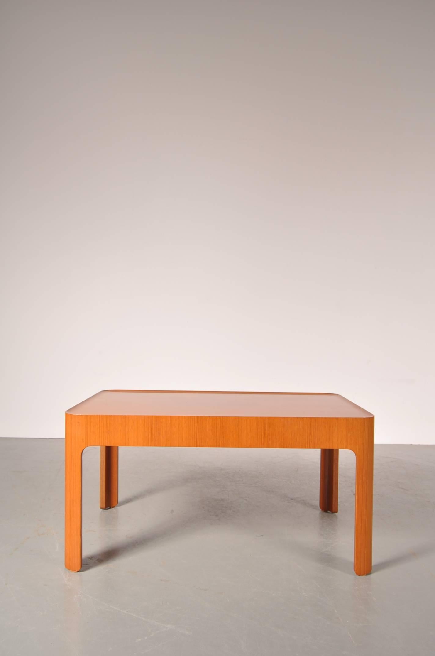 Beautiful coffee / side table designed by Isamu Kenmochi, manufactured by Tendo in Japan in 1967.

This eye-catching piece is made from high quality plywood. It is seamlessly crafted with a wonderful eye for detail. The four legs are bent to
