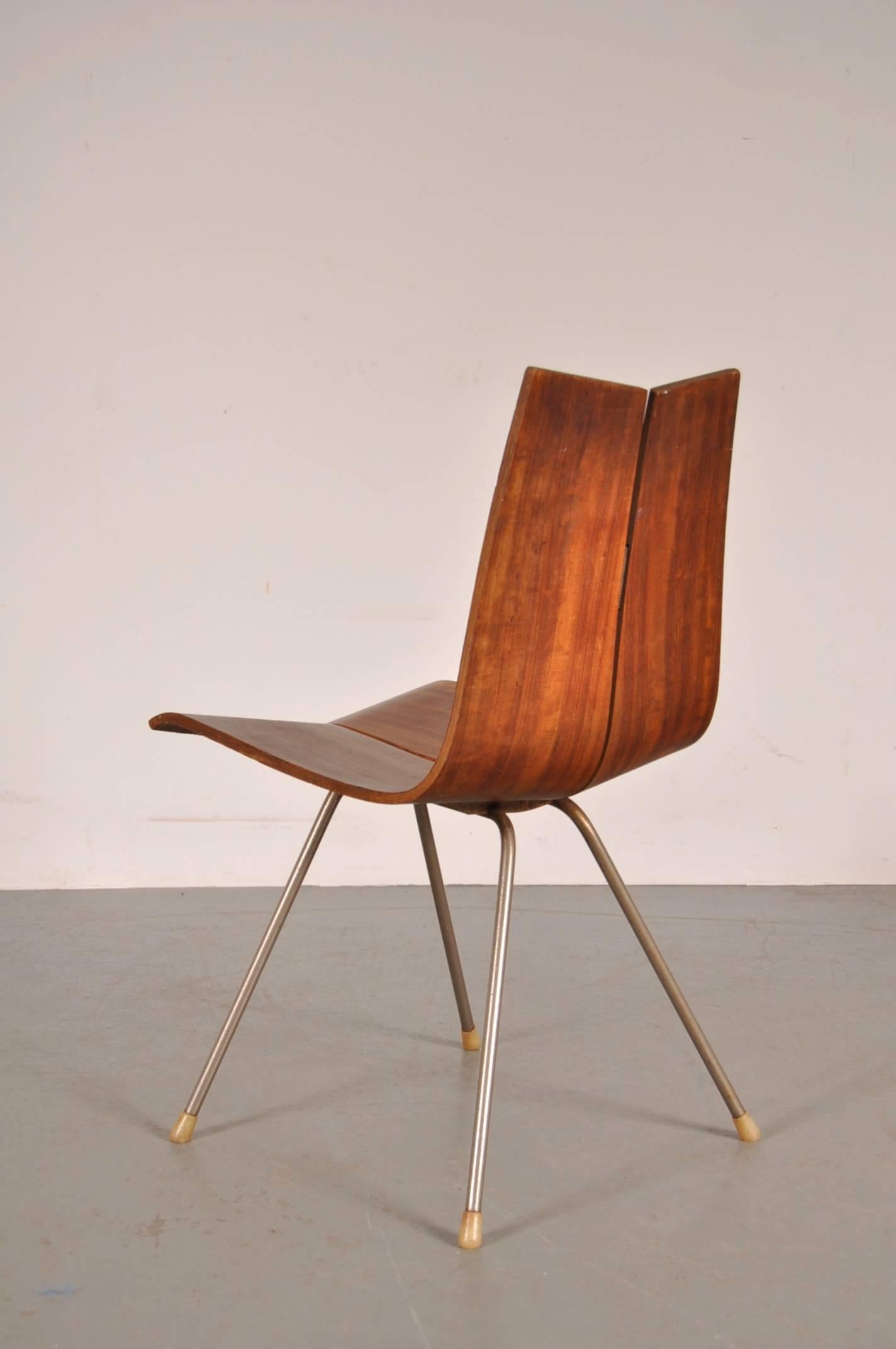 Stunning dining side chair designed by Hans Bellman, manufactured by Horgen-Glarus around 1950.

This wonderful piece is crafted from the most beautiful quality plywood on a metal base. It's highly recognizable design, with the seat crafted from
