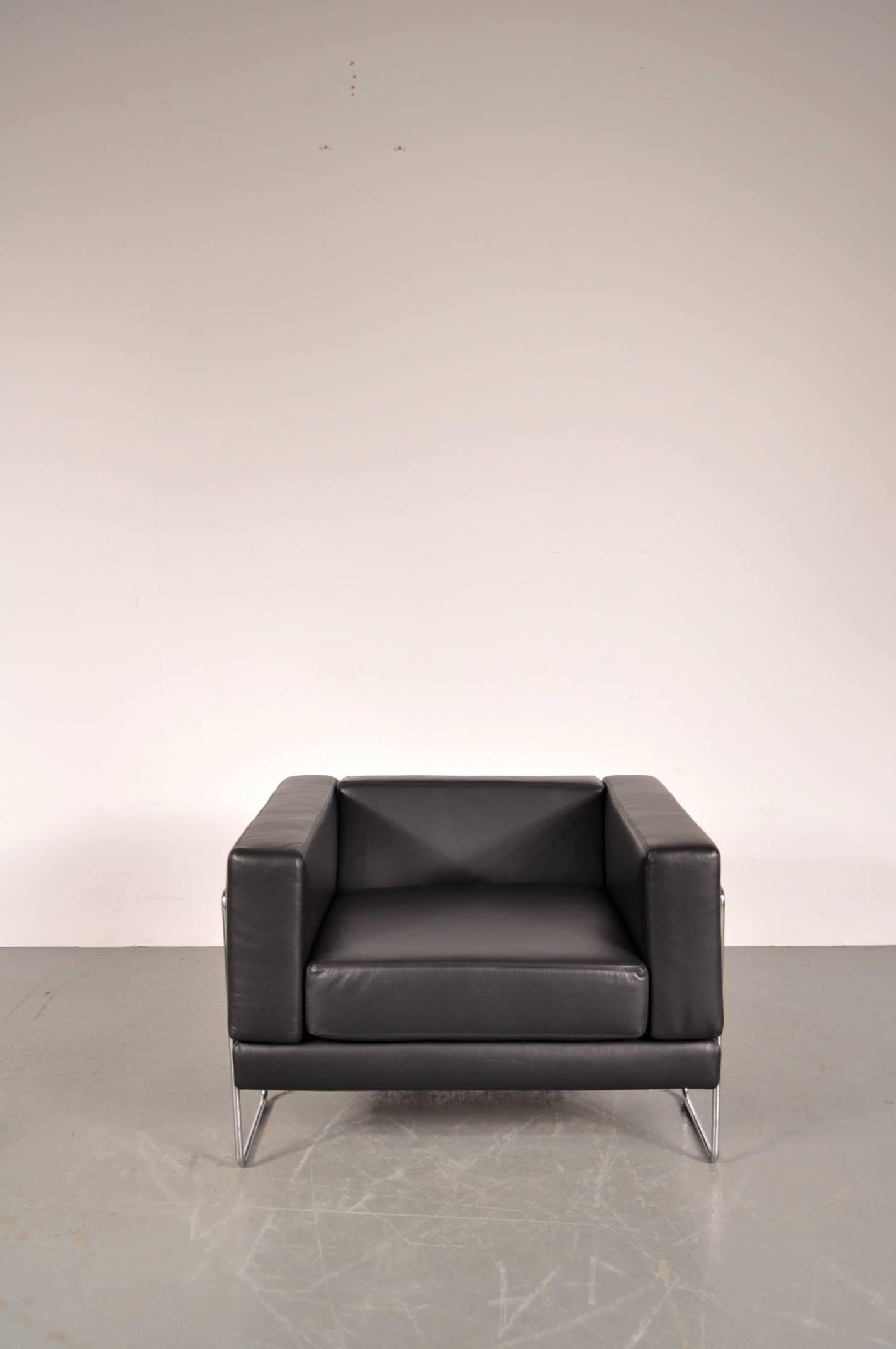 Magnifique fauteuil de salon conçu par Kwok Hoï Chan, fabriqué par Steiner en France en 1969.

Cette chaise est nouvellement recouverte d'un cuir noir de qualité exceptionnelle. Son cadre en métal chromé est clairement visible, créant un design