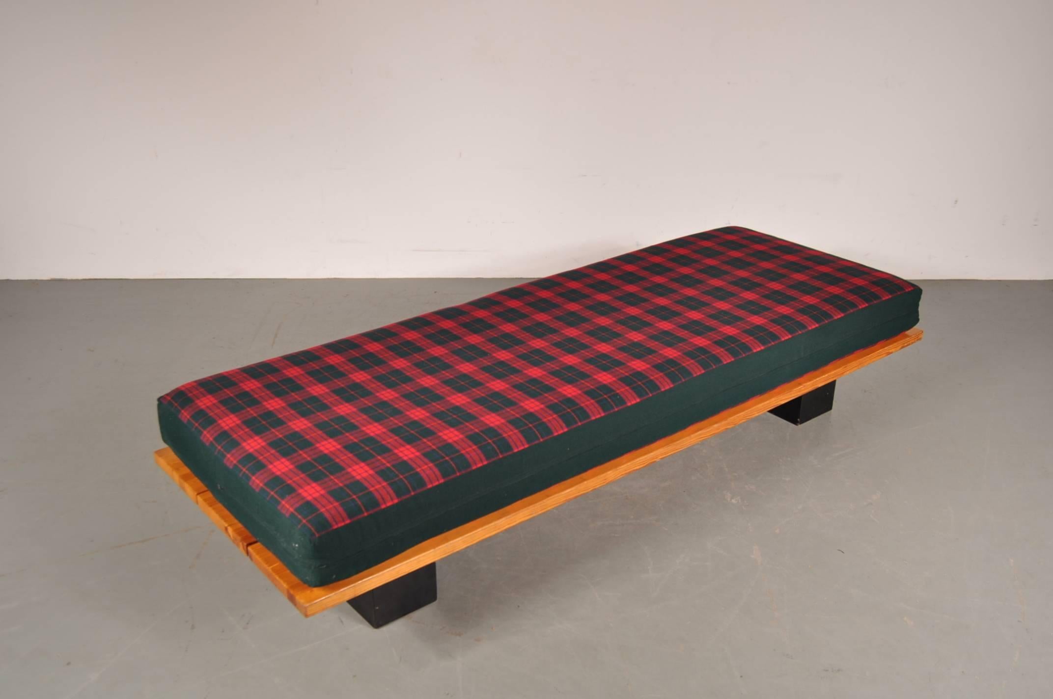 Daybed by Ilmari Tapiovaara for Laukaan Puu, Finland, circa 1950 In Good Condition In Amsterdam, NL