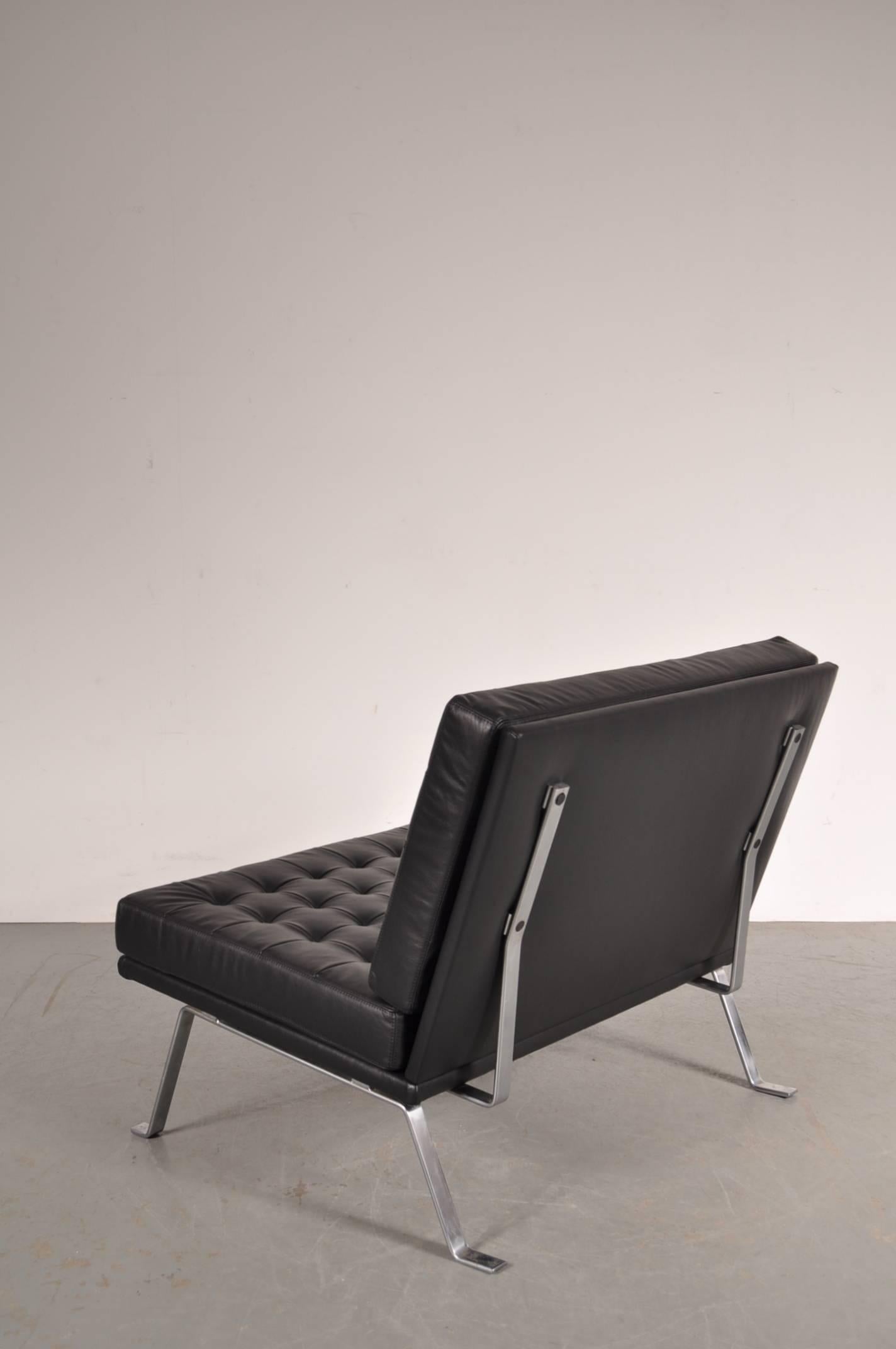 Superbe causeuse conçue par Hein Salomonson, fabriquée par AP Polak, Pays-Bas, vers 1950.

Cette chaise est une pièce très populaire du design néerlandais, grâce à sa conception à la fois belle et minimaliste et à son grand confort d'assise. Il