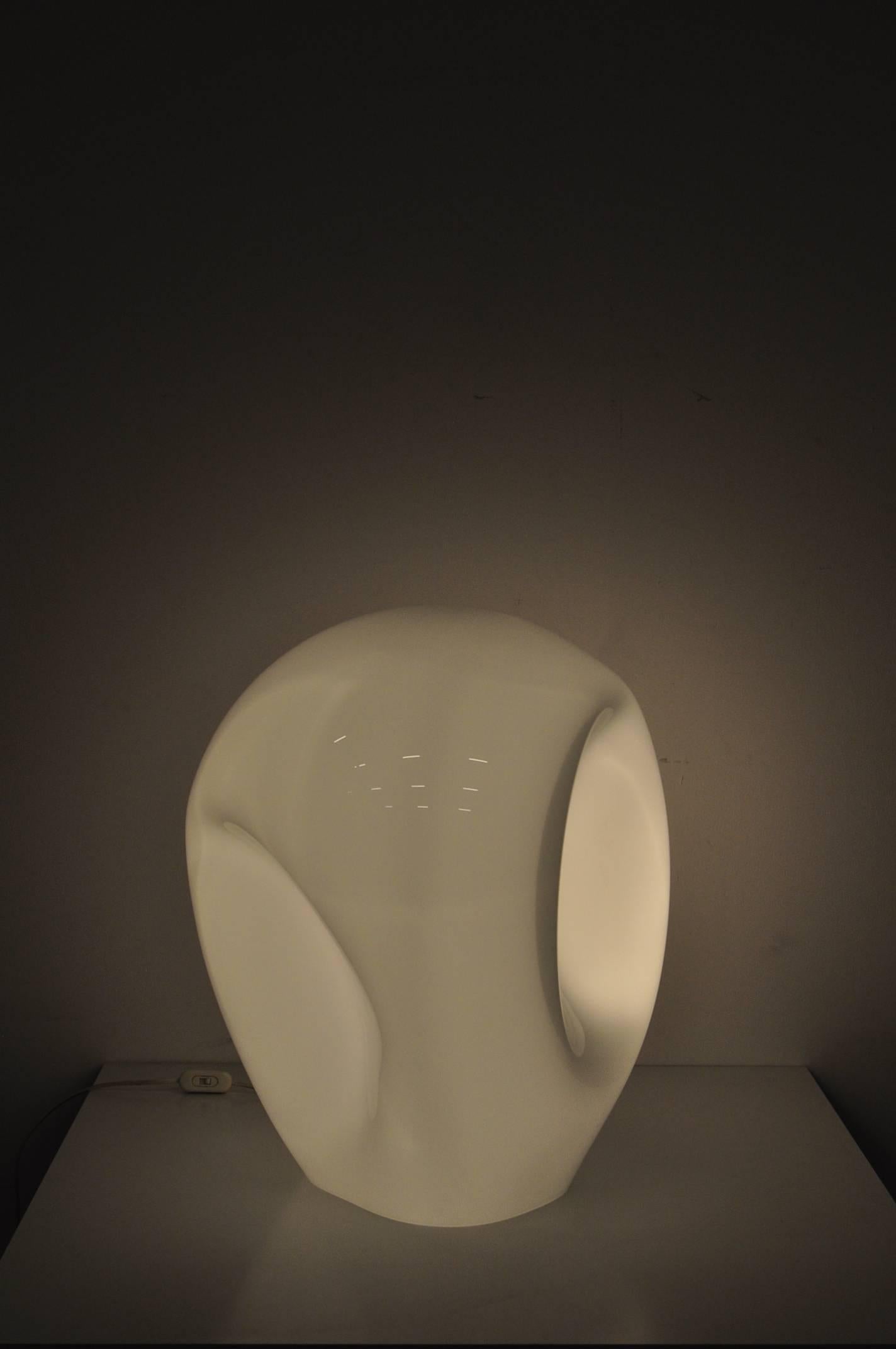 Eye-catching table lamp model 