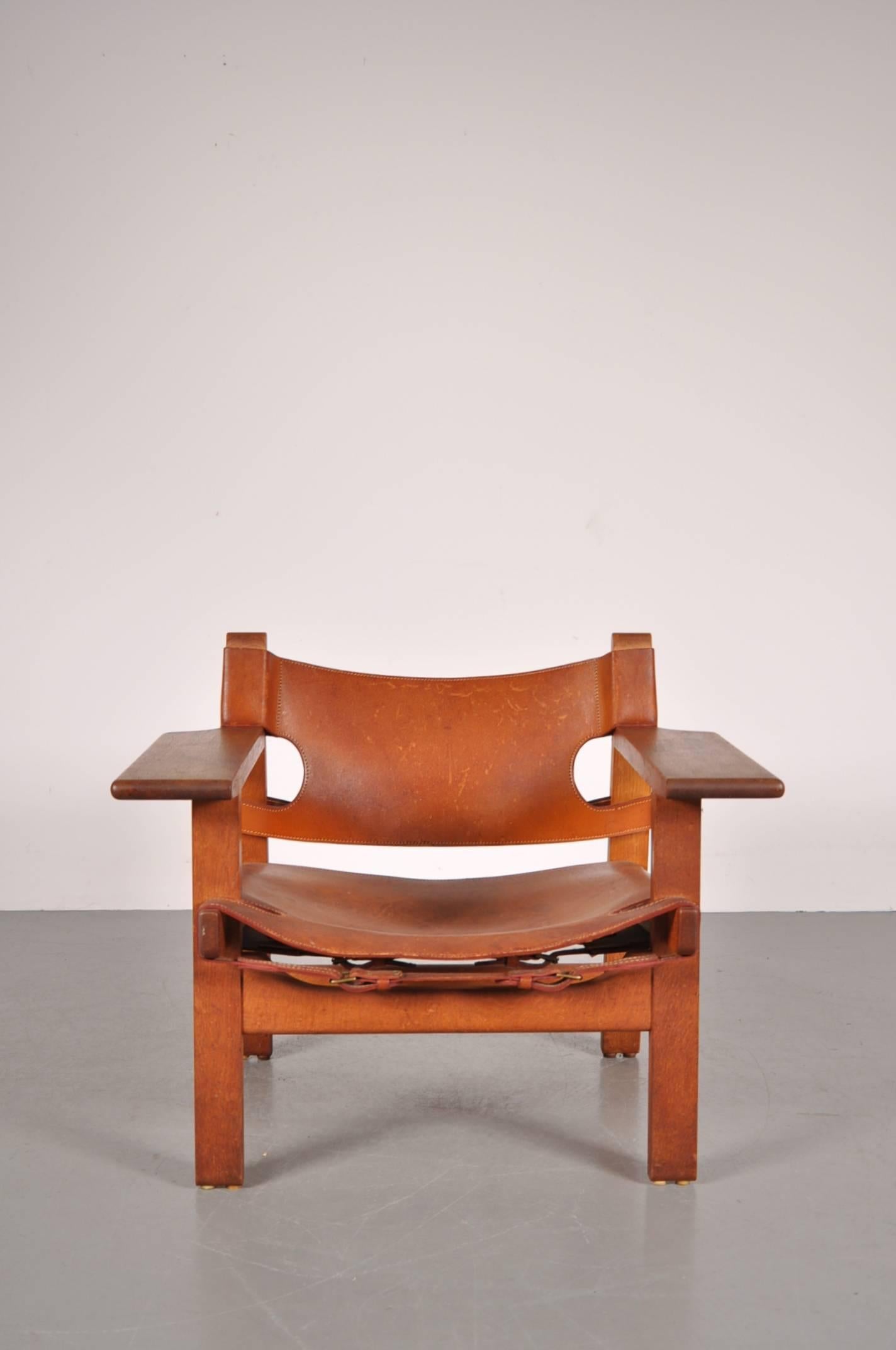 Beautiful early edition Spanish chair by Børge Mogensen for Frederica Stolefabrik, Denmark, circa 1950.

The chair is made of beautiful oakwood and has a strong butt leather seat and backrest, giving it a strong, rustic appearance. The Spanish
