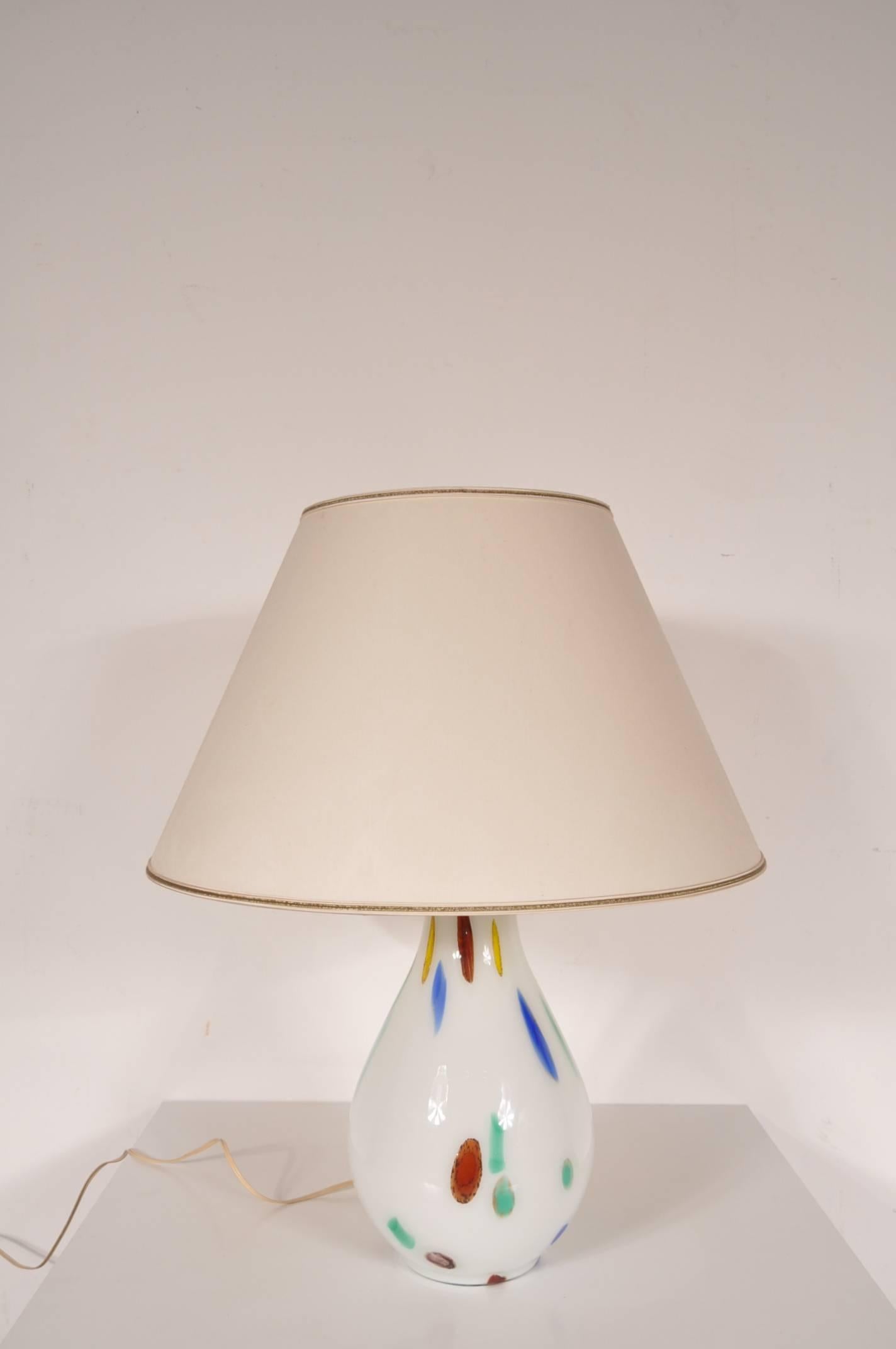 Wonderful Murano glass table lamp designed by Dino Martens, manufactured by Aureliano Toso in Murano, Italy, circa 1960.

This large model table lamp is a very rare find. It has a beautiful shaped handblown Murano glass base with colourful