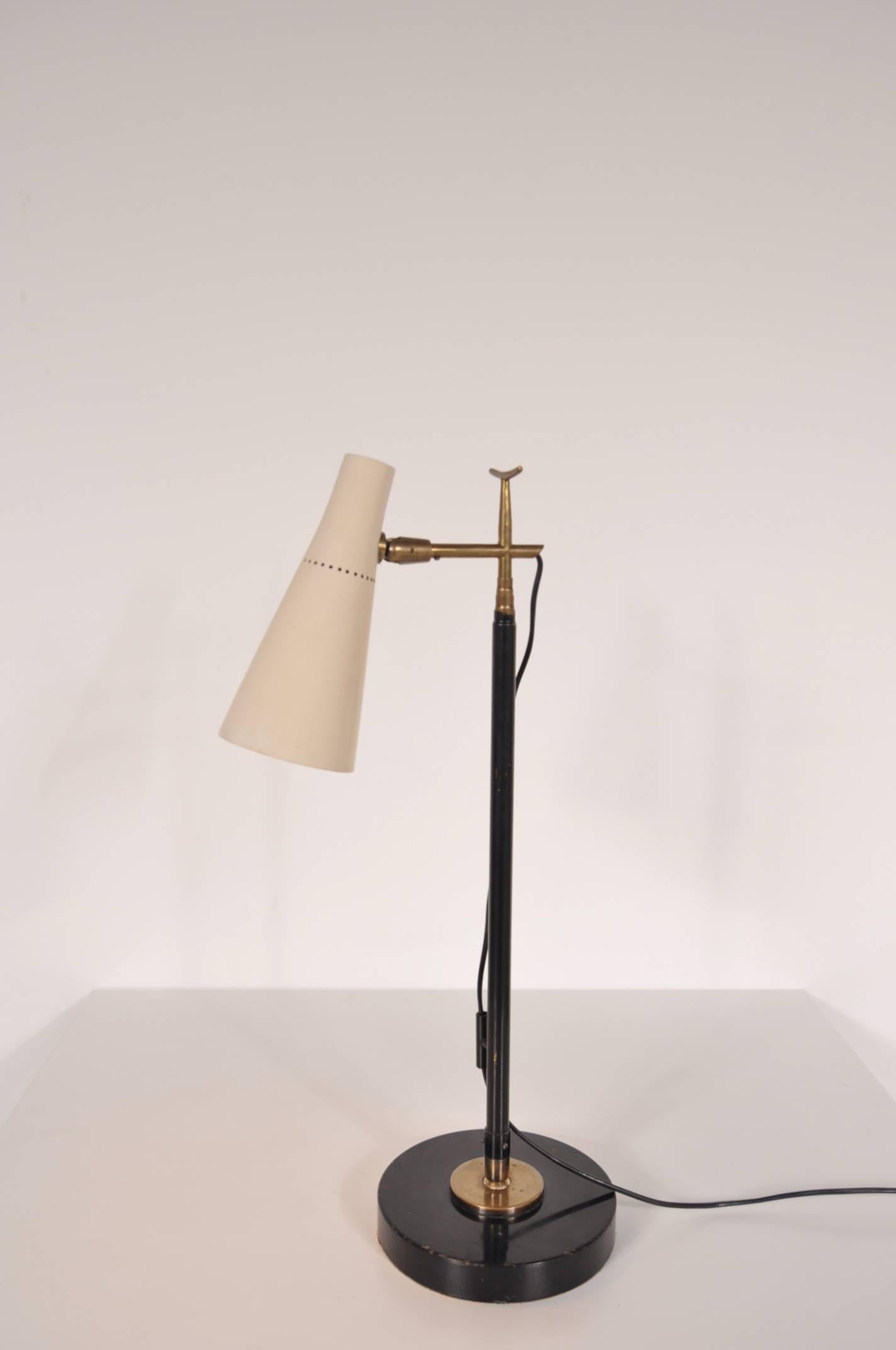 Beautiful telescopic table or floor lamp designed by Giuseppe Ostuni, manufactured by O-Luce in Italy, circa 1950.

This outstanding piece is made from beautiful quality brass with black lacquered metal. It can be extended from a table lamp to a