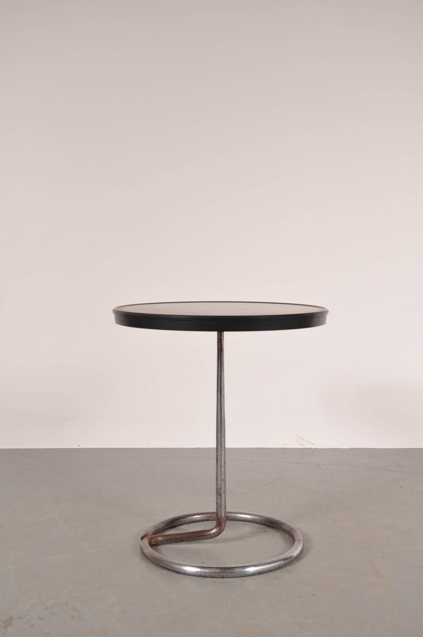 Very rare large edition side table designed by René Herbst, manufactured by Stablet in France, circa 1935.

This beautiful minimalistic piece has a high quality solid chrome metal base with a circular foot, creating stability as well as a very