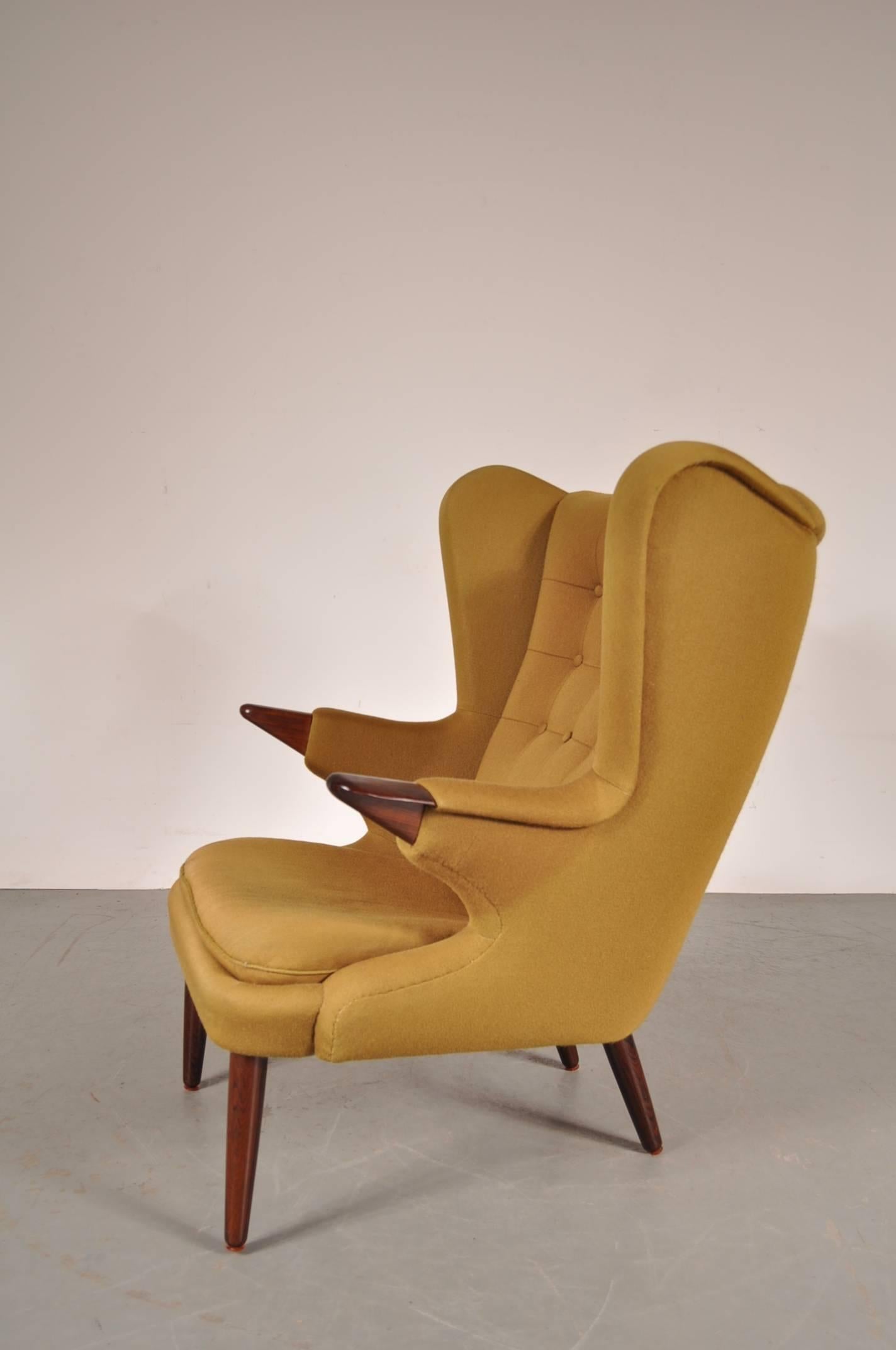 Impressive lounge chair model 91, designed by Svend Skipper and manufactured by Skipper Mobler in Denmark, circa 1960.

This beautiful chair has a very comfortable, deep seating experience. The legs of the chair are made of high quality rosewood and