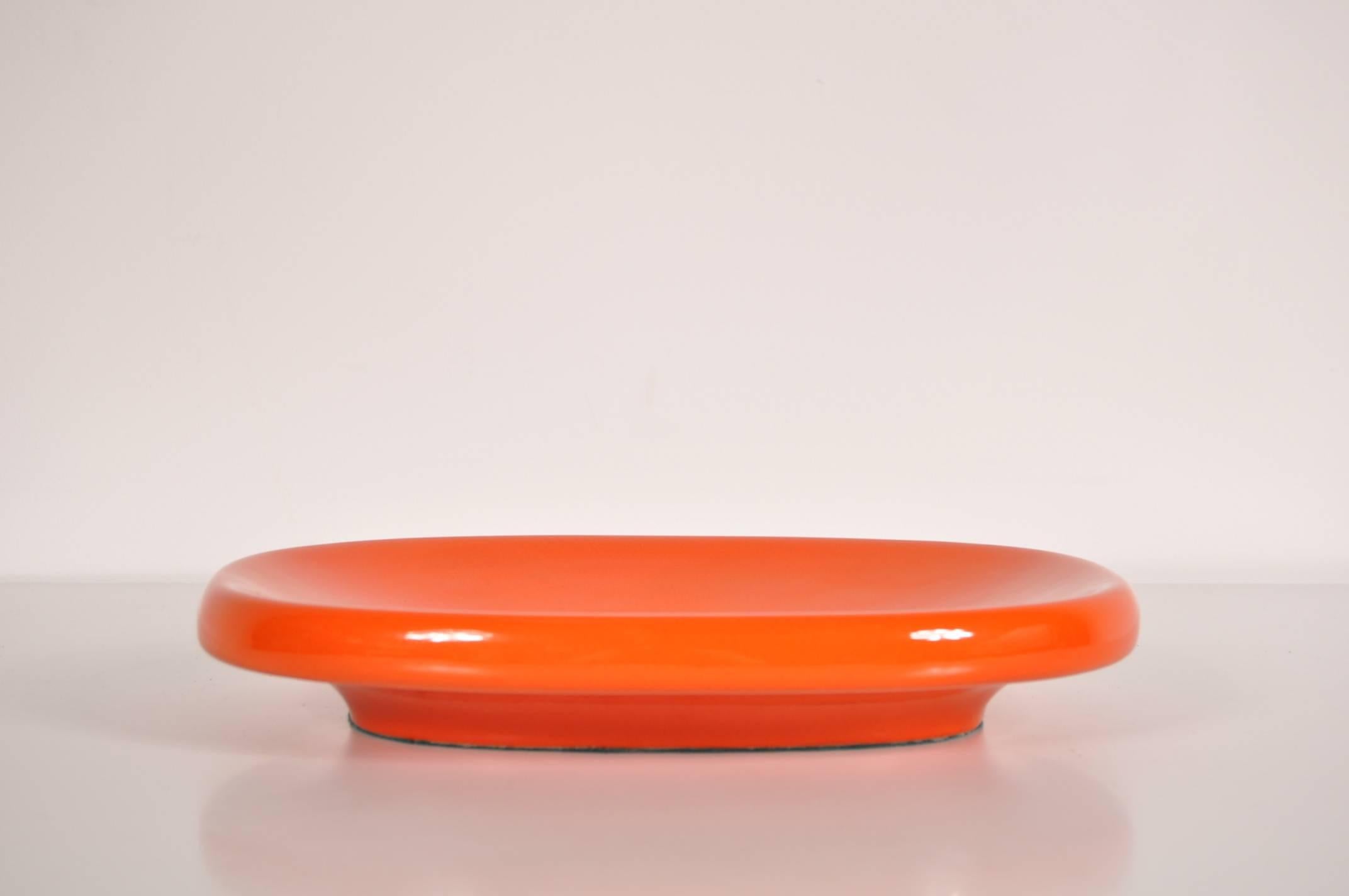 Unique bowl designed by Angelo Mangiarotti, manufactured for Danese in Italy, circa 1960.

This very rare piece is made of high quality orange ceramic with a beautiful patina. The bowl itself is oval shaped with a beautifuly finished base lifting