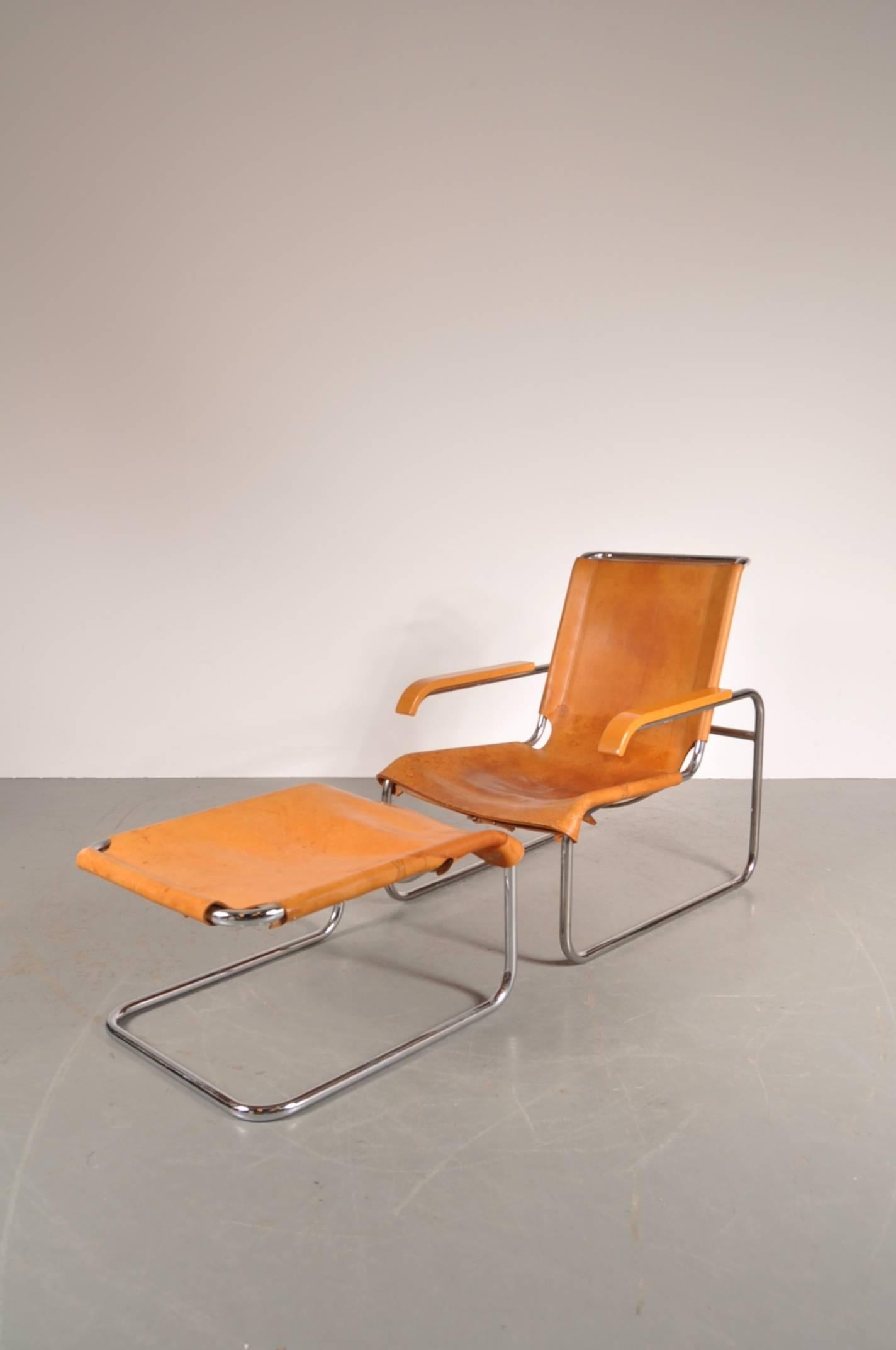Beautiful lounge chair model B35 with rare matching ottoman / foot stool, designed by Marcel Breuer, manufactured by Thonet in Germany, circa 1920.

This very appealing set is made of high quality cognac saddle leather on a pipe frame metal base.