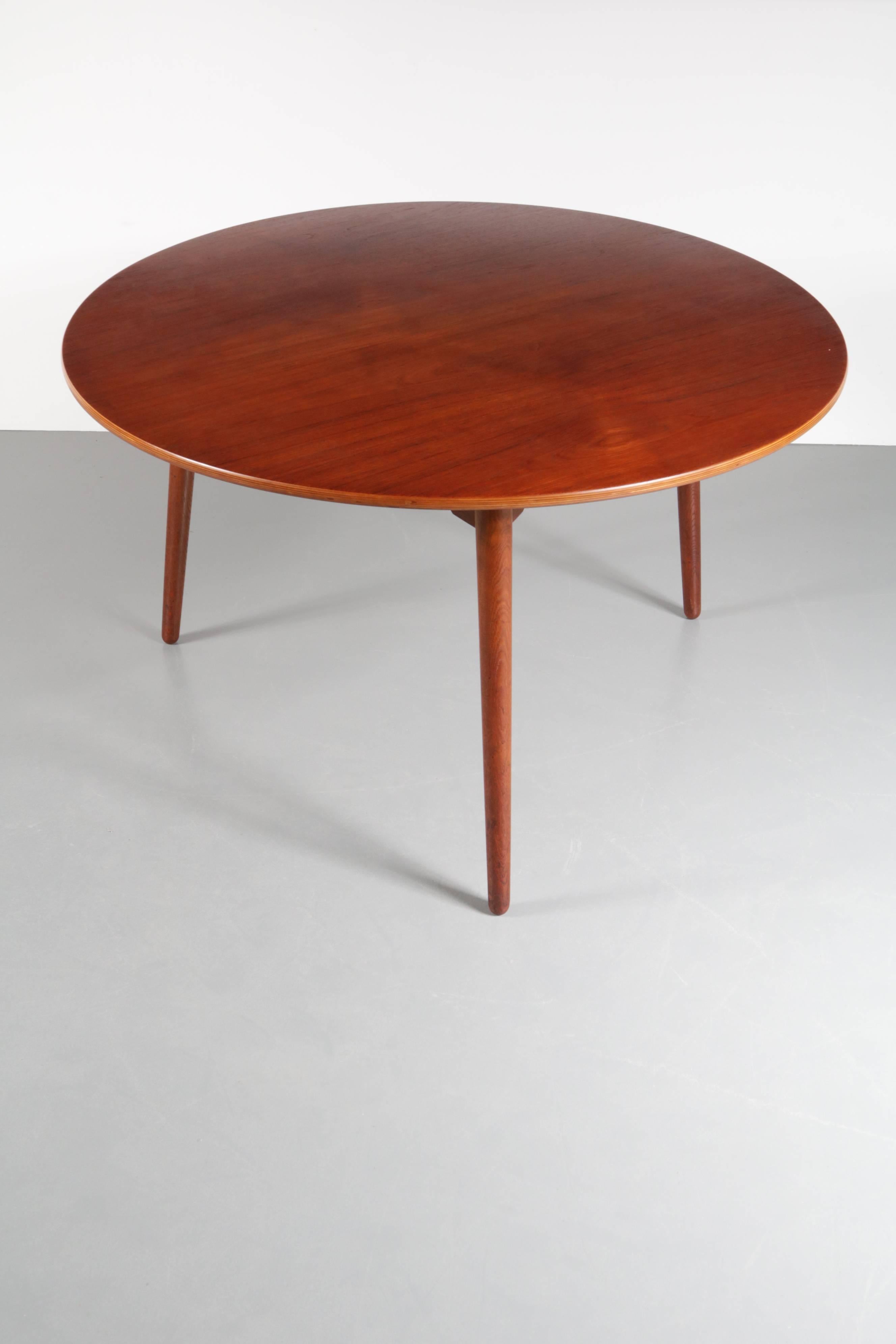 Beautiful round dining table model FH4602, designed by Hans J. Wegner, manufactured by Fritz Hansen in Denmark, circa 1950.

This eye-catching piece is famous for it's smart design with tripod legs, making it easier to sit around with more people.