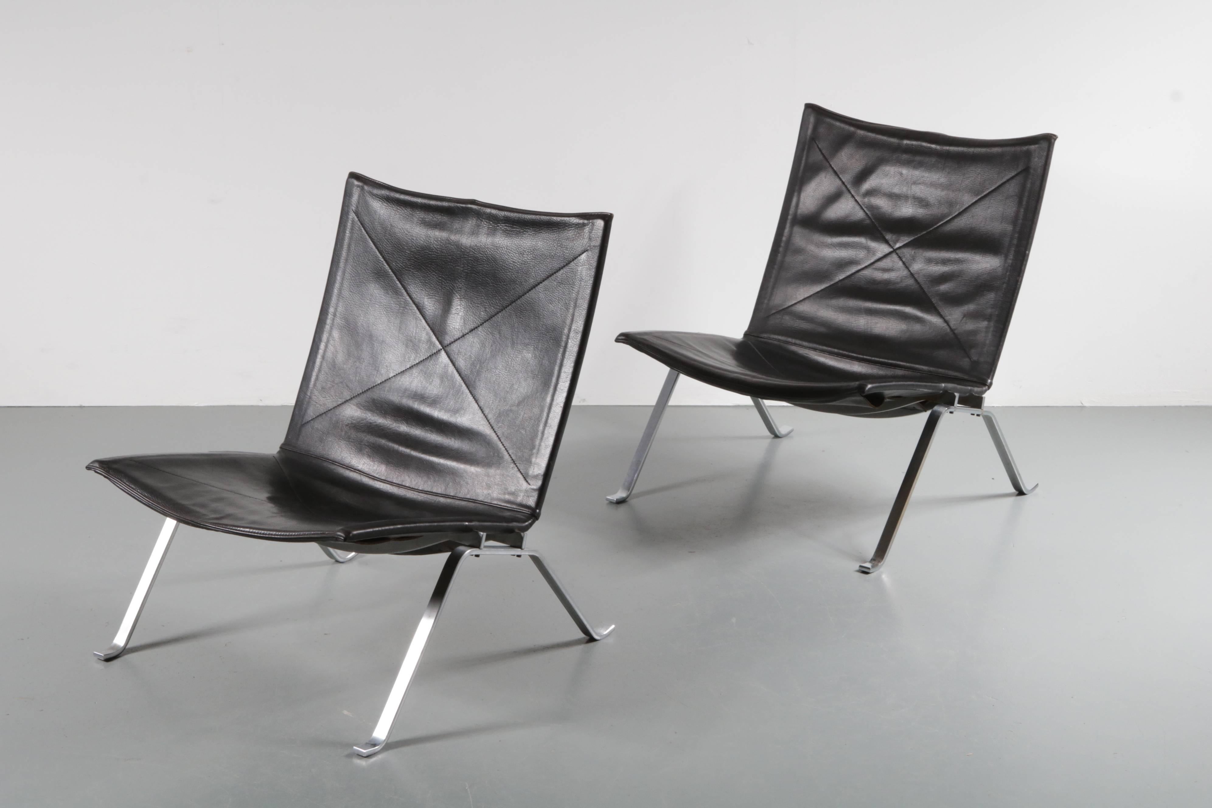 A stunning set of two PK22 lounge chairs, designed by Poul Kjaerholm, manufactured by E. Kold Christensen in Denmark, circa 1960.

The chairs have an nrsuyigul chrome-plated metal base. They are upholstered in heavy quality thick saddle leather.