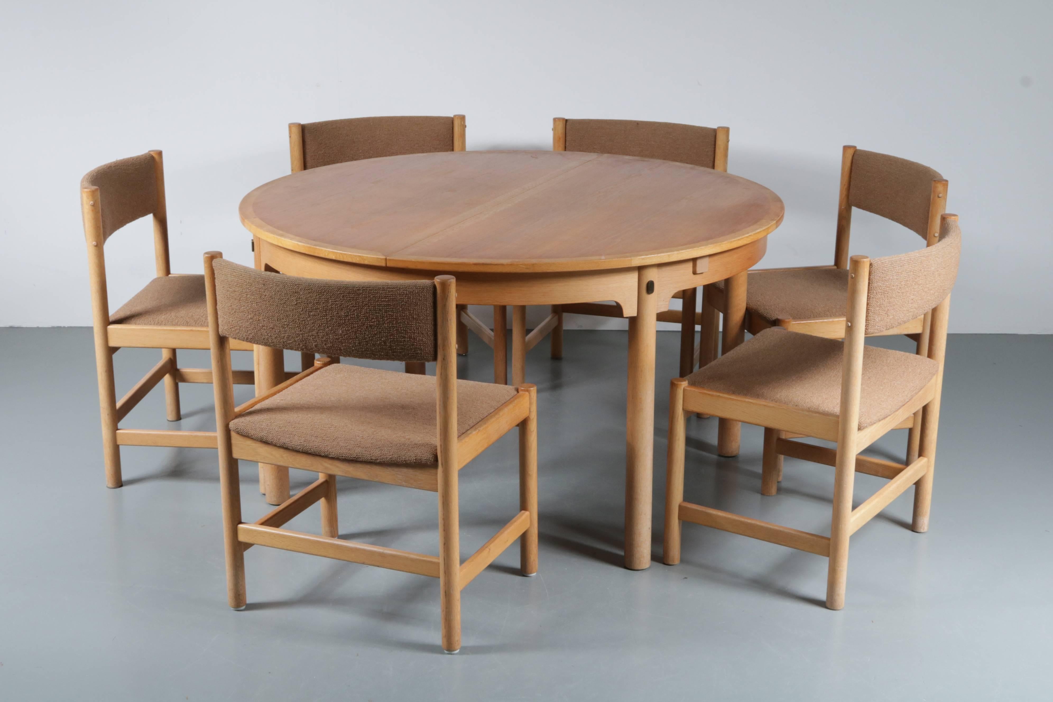 A beautiful dining set designed by Børge Mogensen, manufactured by Karl Andersson & Söner in Denmark, circa 1960.

The set contains one table and six chairs, made of high quality oakwood, very nicely crafted with an impressive eye for detail.