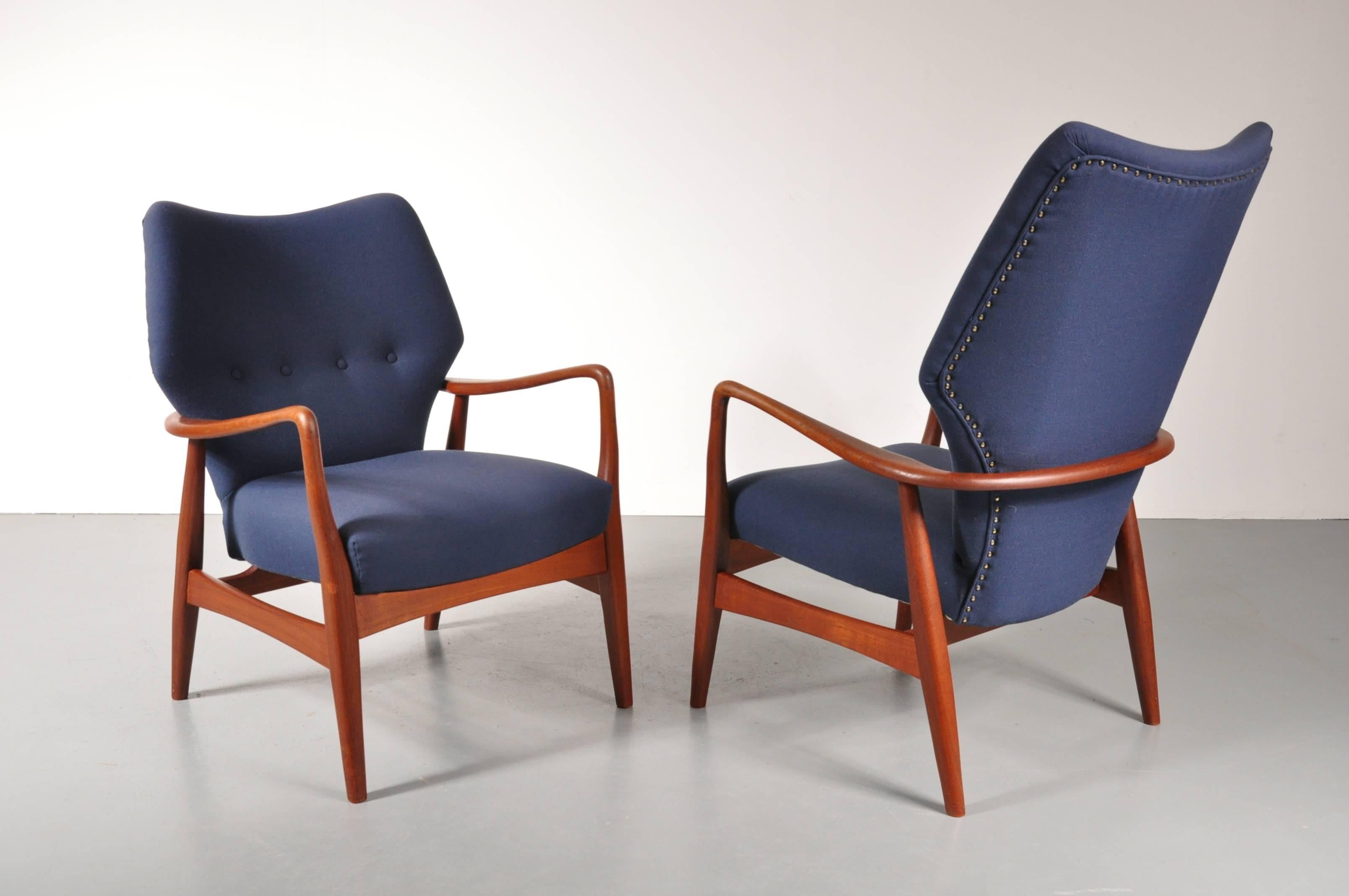 Stunning set of two Bovenkamp easy chairs designed by Aksel Bender Madsen and manufactured by Bovenkamp, circa 1950. 

The set contains one high back (100 cm) and one lowback (89 cm) chair. Both chairs are upholstered in the highest quality deep