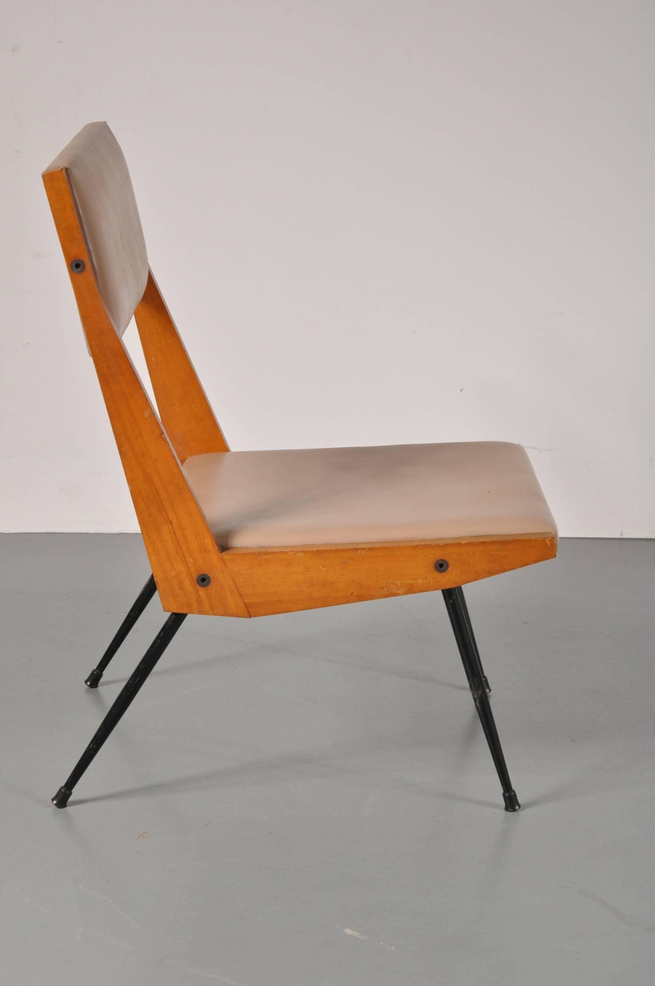 Fauteuil unique attribué à Carlo di Carli, produit en Italie, vers 1950.

Cette chaise combine les matériaux d'une manière très complémentaire. Les pieds sont en métal laqué noir de haute qualité, le cadre est en beau bois de hêtre et il a encore